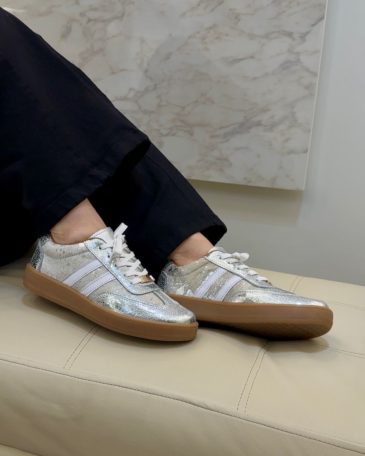 Zapatilla Jennifer Plateado Cuero Mujer | Maryori López