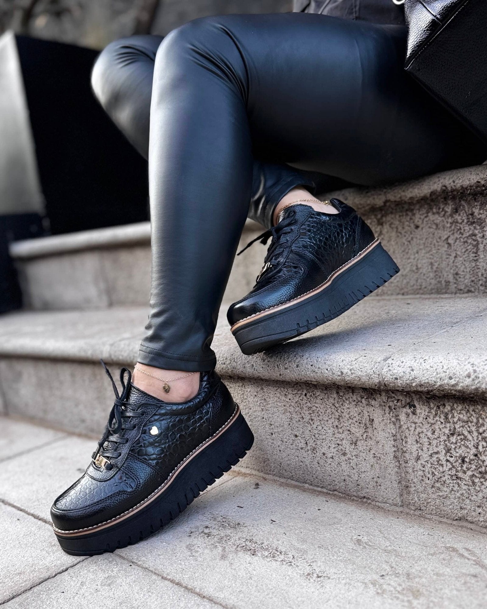 Zapatilla Riviera Negro Cuero Mujer | Maryori López