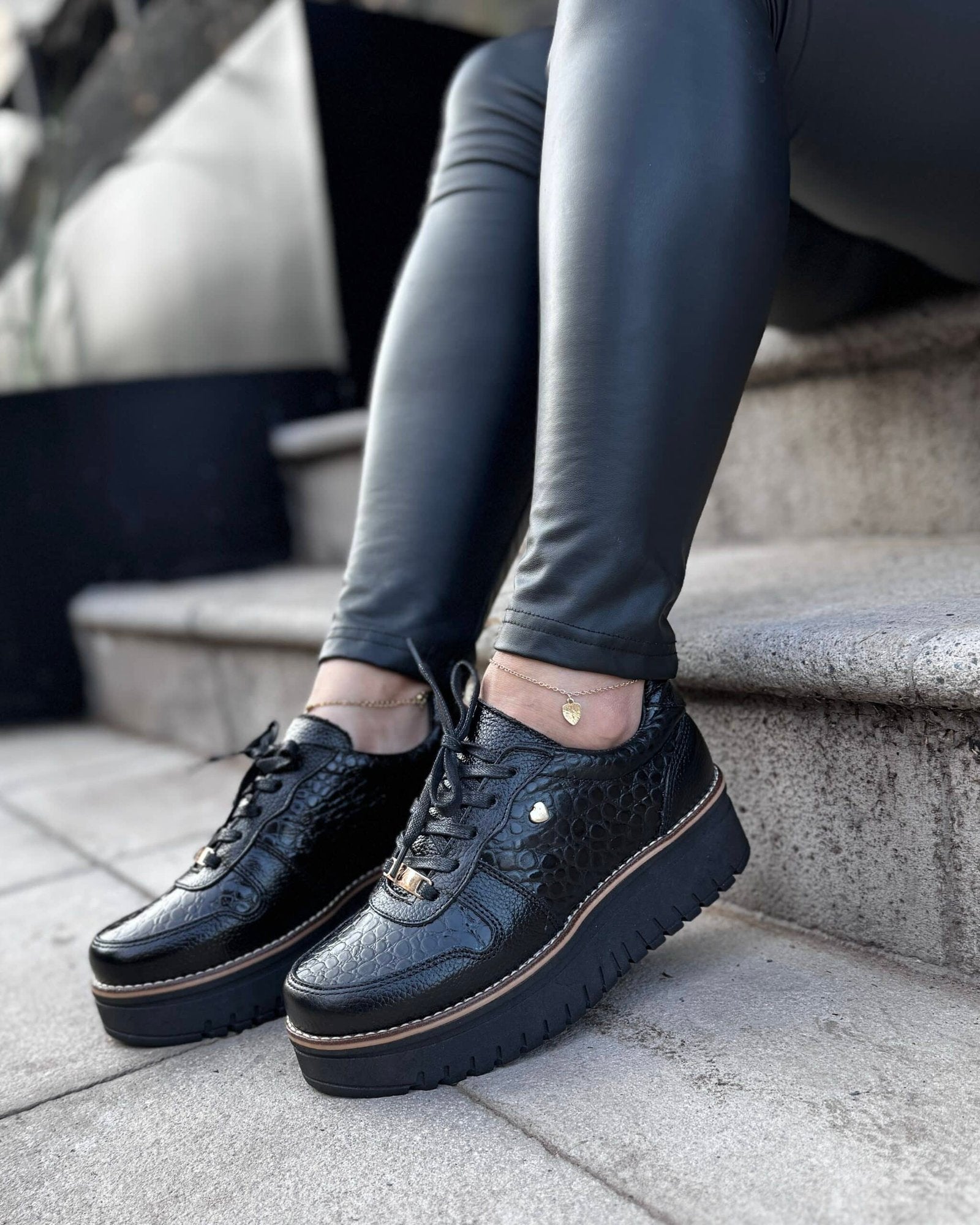 Zapatilla Riviera Negro Cuero Mujer | Maryori López