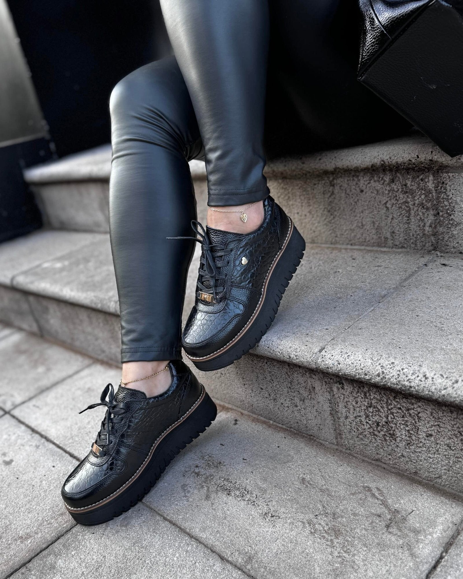 Zapatilla Riviera Negro Cuero Mujer | Maryori López