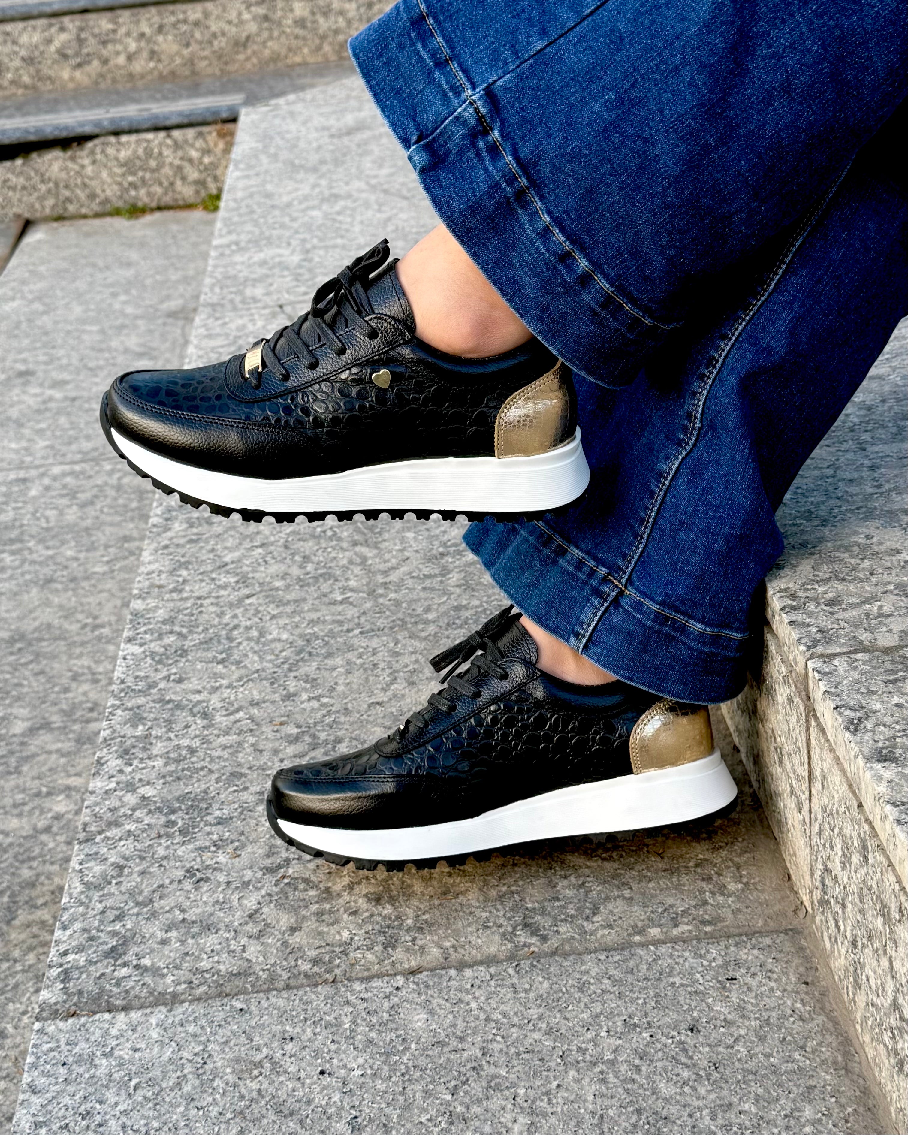 Zapatilla Camila Negro Cuero Mujer | Maryori López