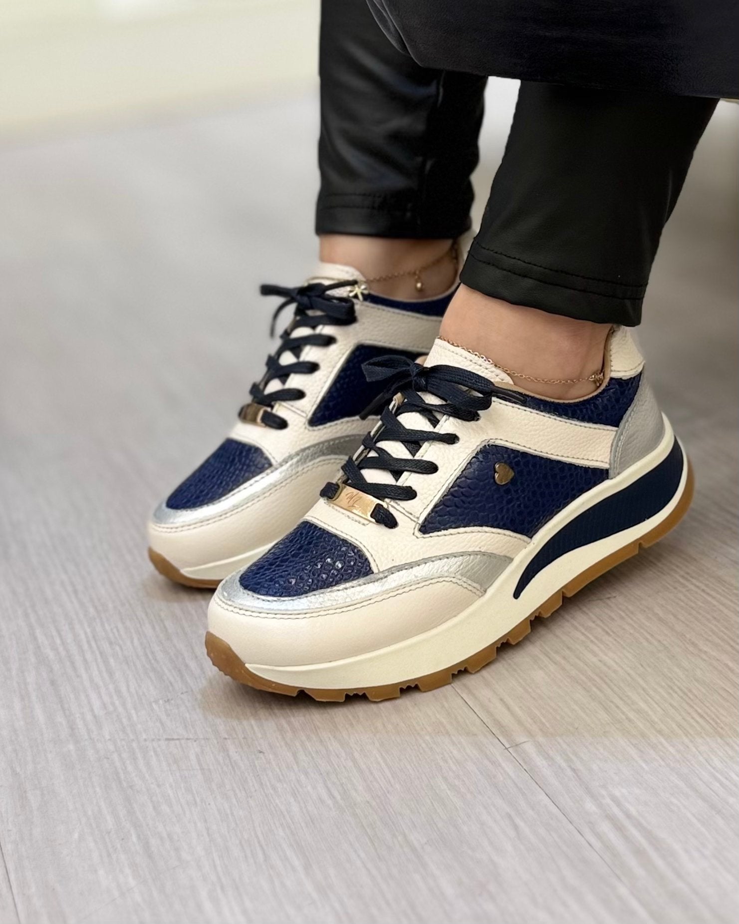 Zapatilla Brigette Azul Cuero Mujer | Maryori López