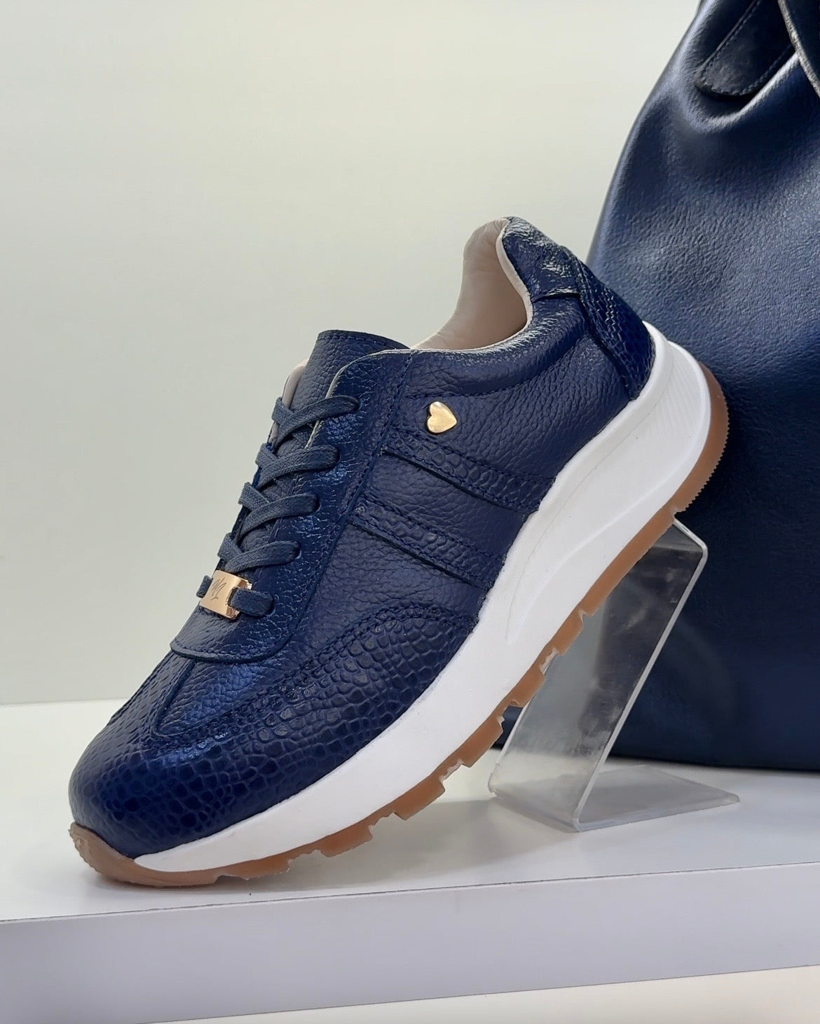 Lateral zapatilla Karla azul cuero natural mujer | Maryori López