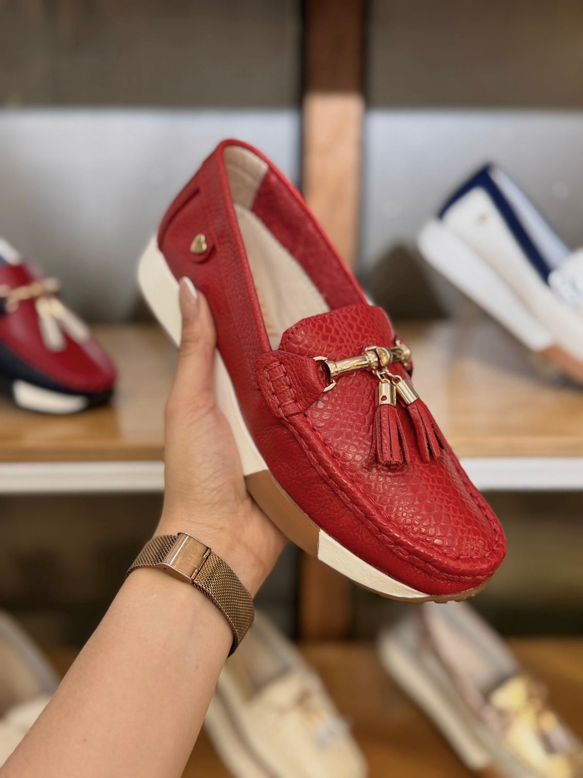 Detalle mocasín Scarlet rojo cuero natural mujer | Maryori López