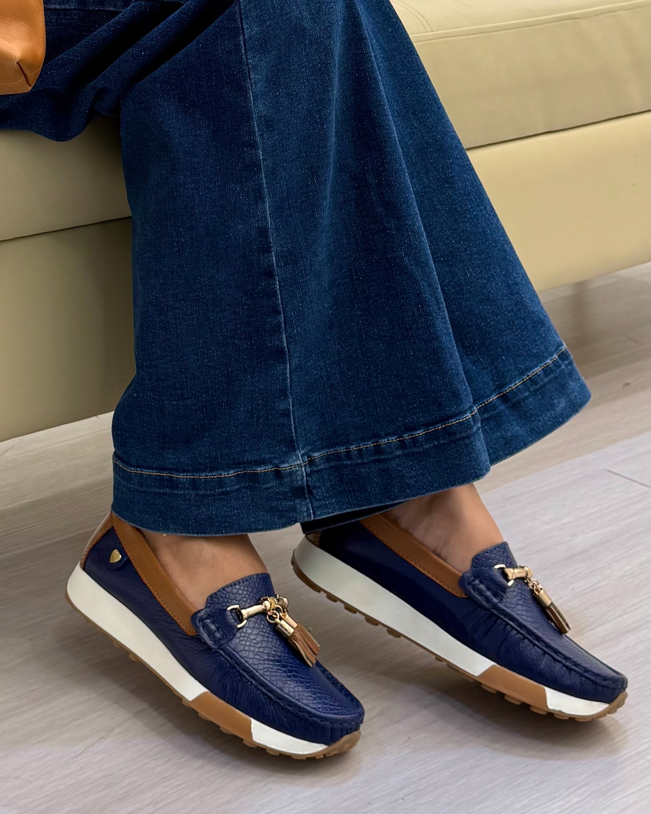 Detalle mocasín Amalia azul camel cuero natural | Maryori López