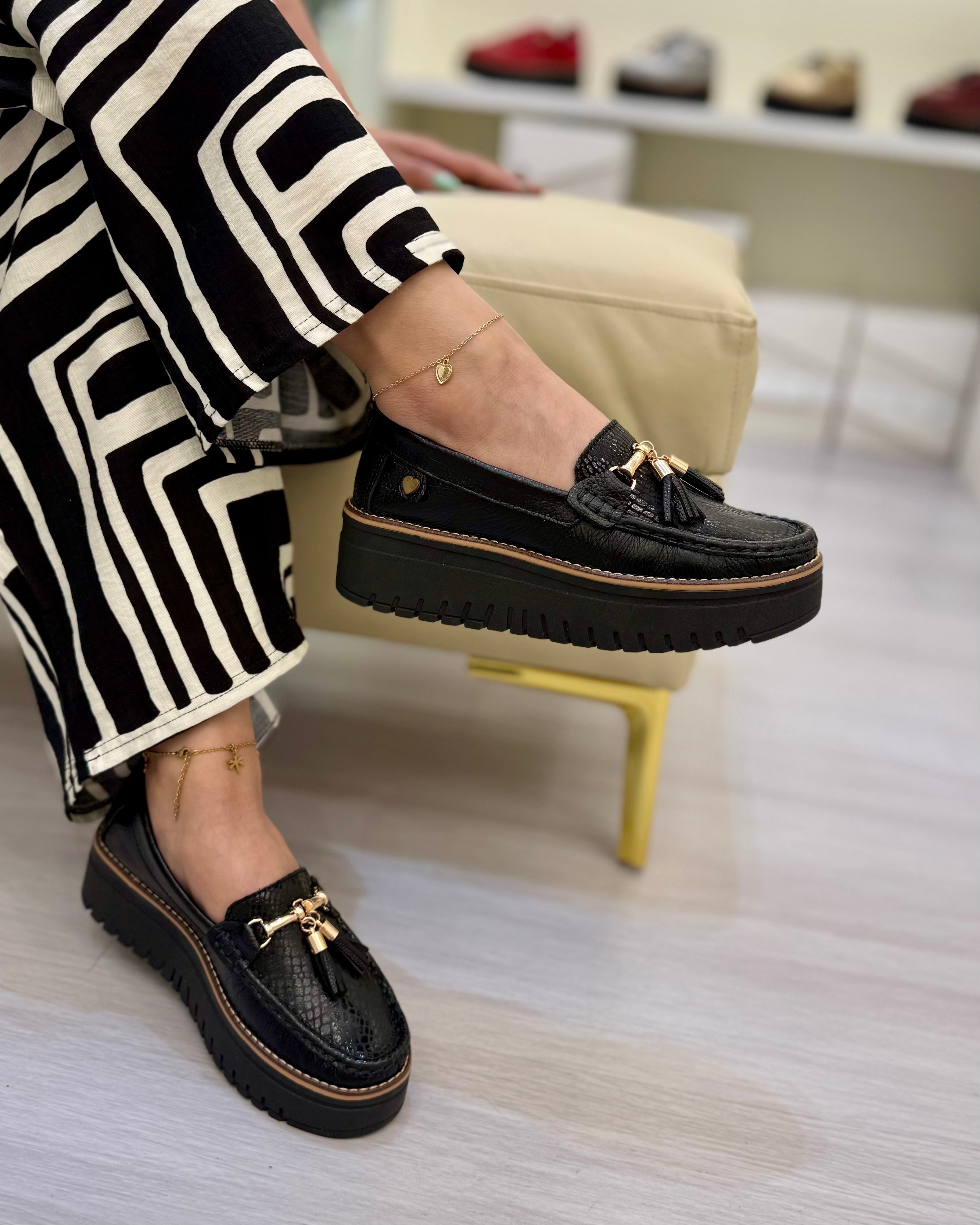 Mocasín Azabache negro cuero natural mujer plataforma | Maryori López