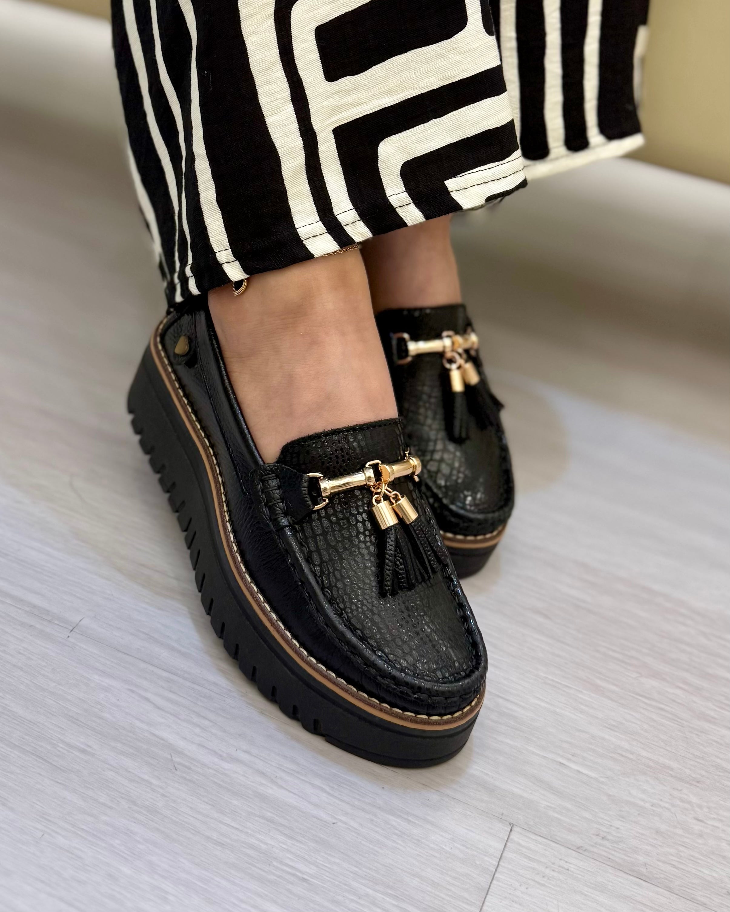 Detalle mocasín Azabache negro cuero natural mujer | Maryori López