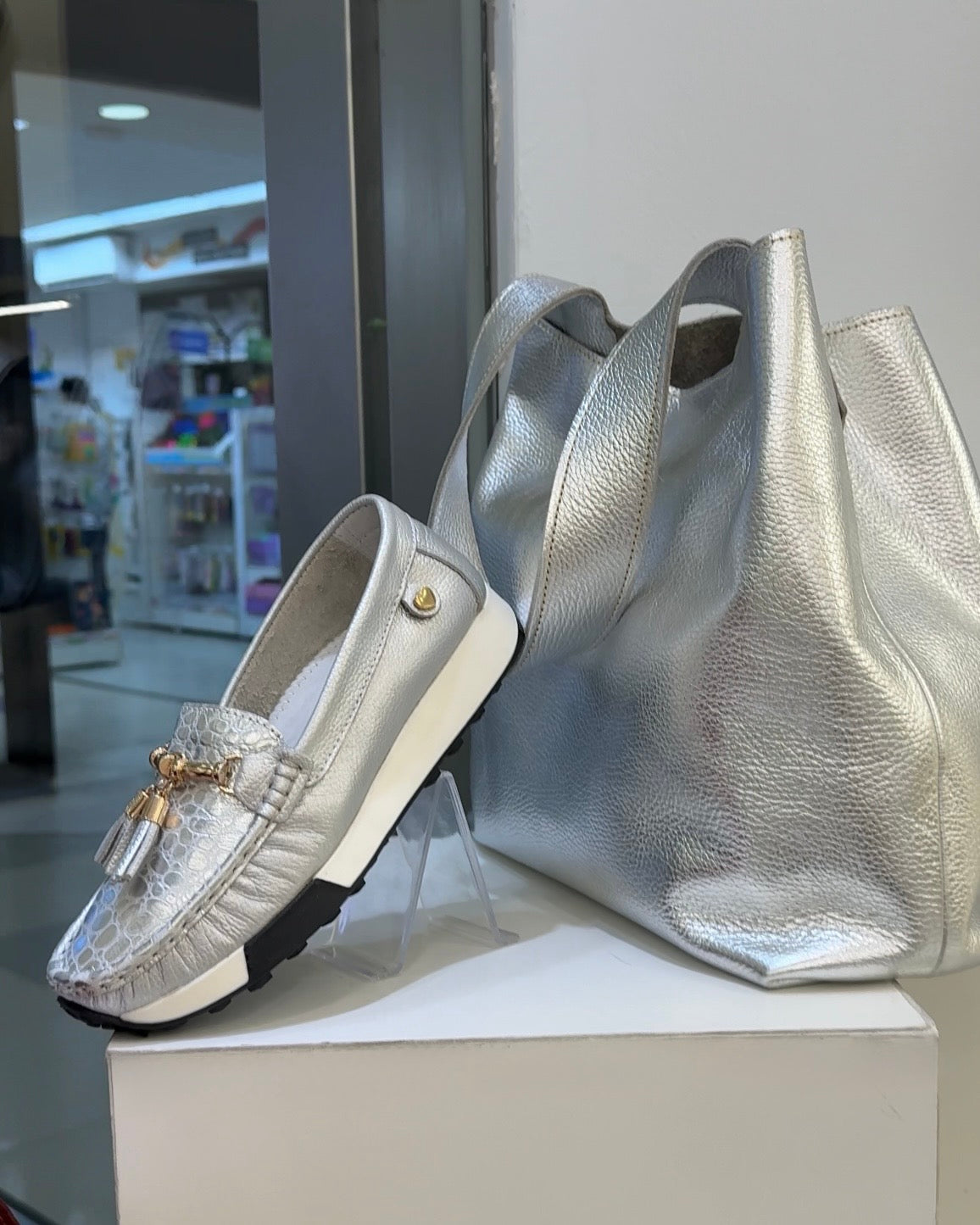 Mocasín Bárbara plateado cuero natural mujer | Maryori López