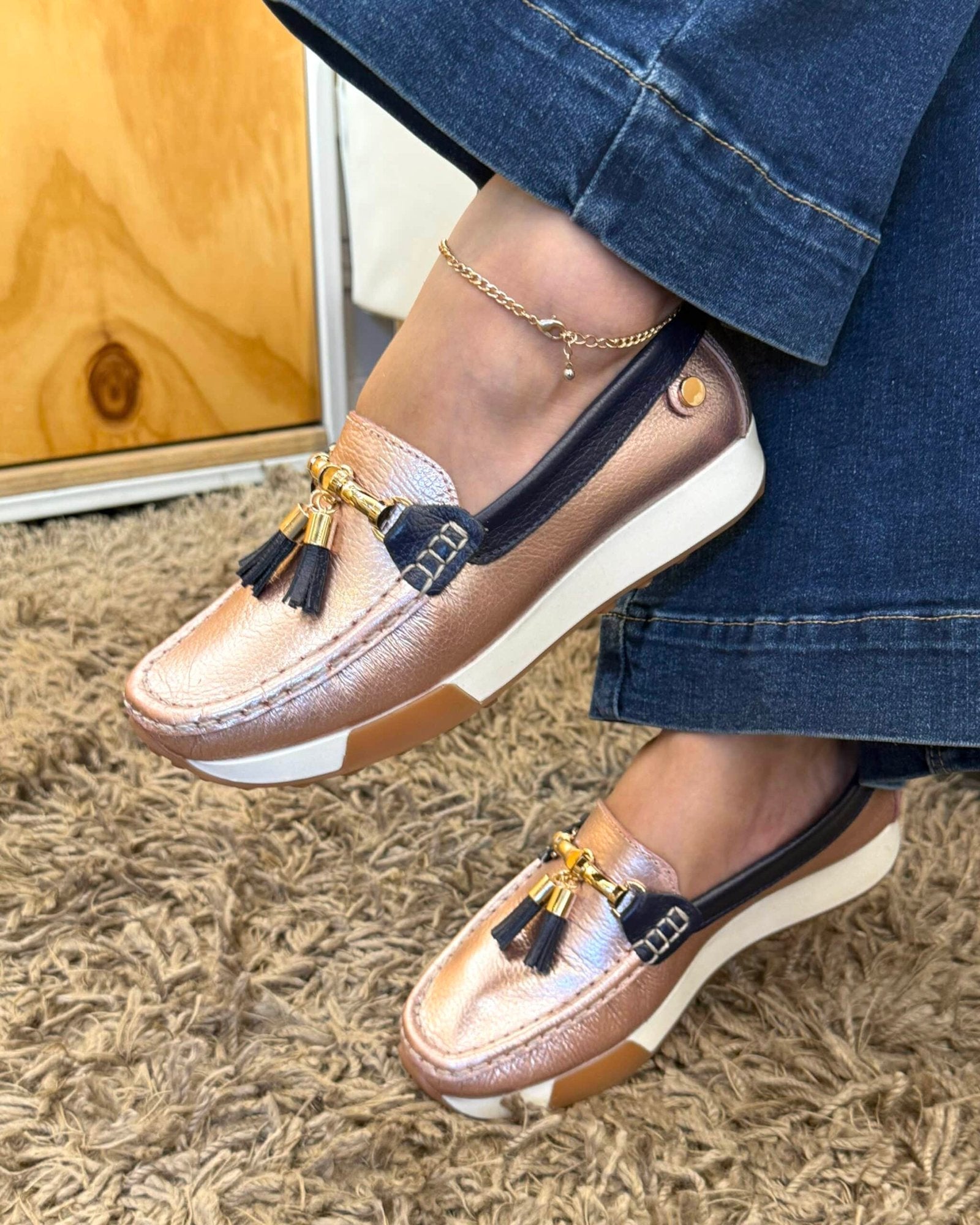 Mocasín Cecilia oro rosa detalles azules cuero natural mujer | Maryori López