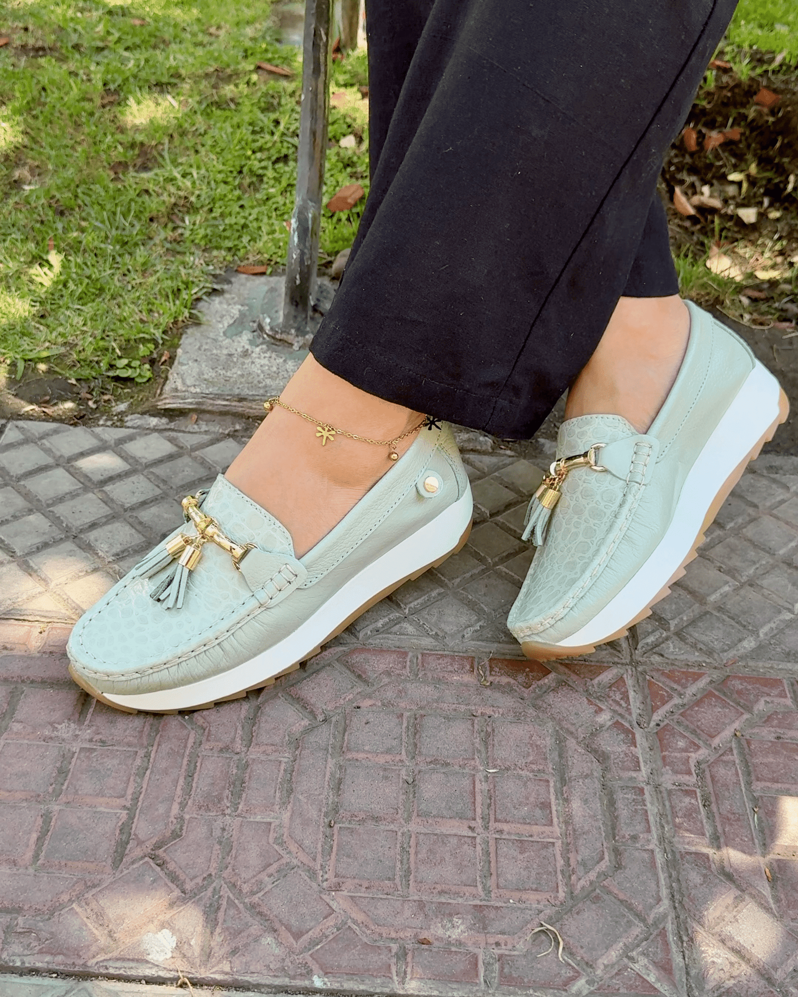 Detalle mocasín Emma verde menta cuero natural | Maryori López