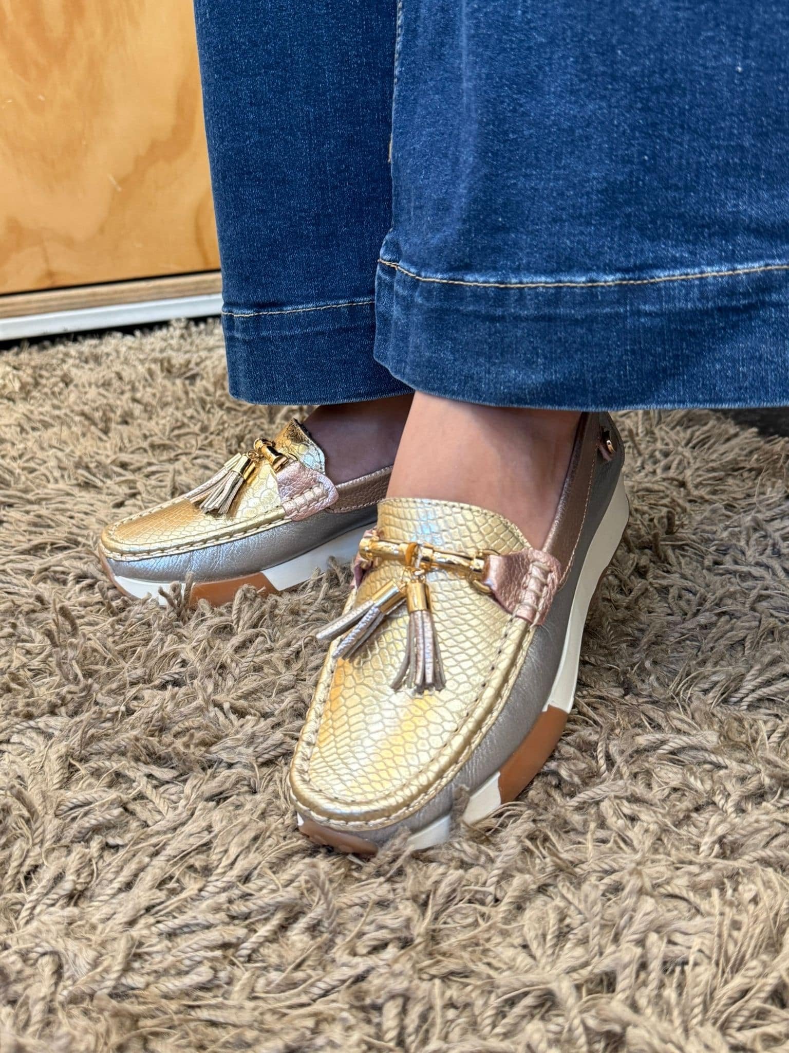 Detalle mocasín Francia multimetal dorado cuero natural | Maryori López