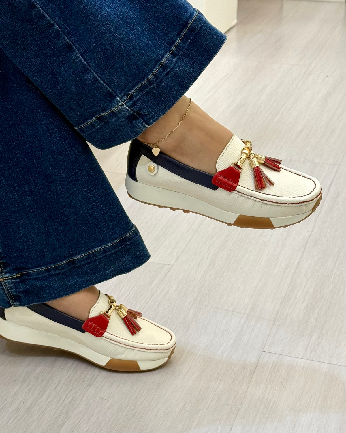 Mocasín Julieta crema azul rojo cuero natural mujer | Maryori López