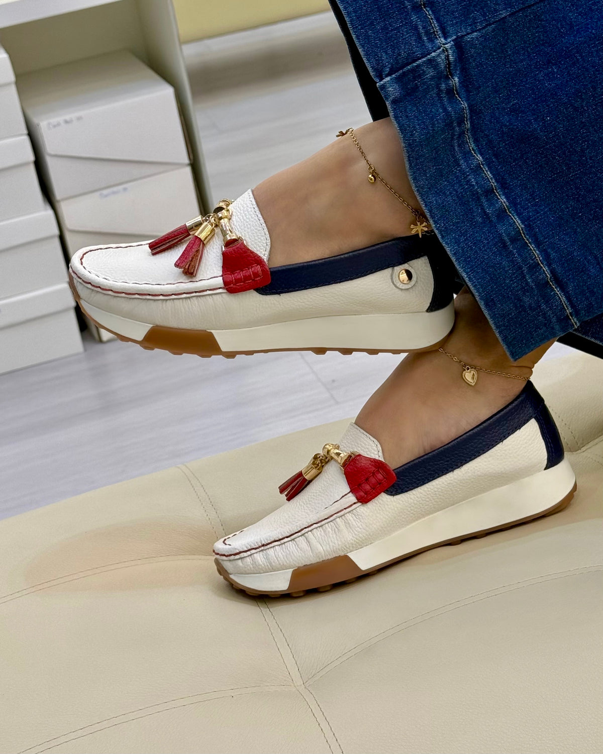 Detalle mocasín Julieta crema azul rojo cuero natural | Maryori López