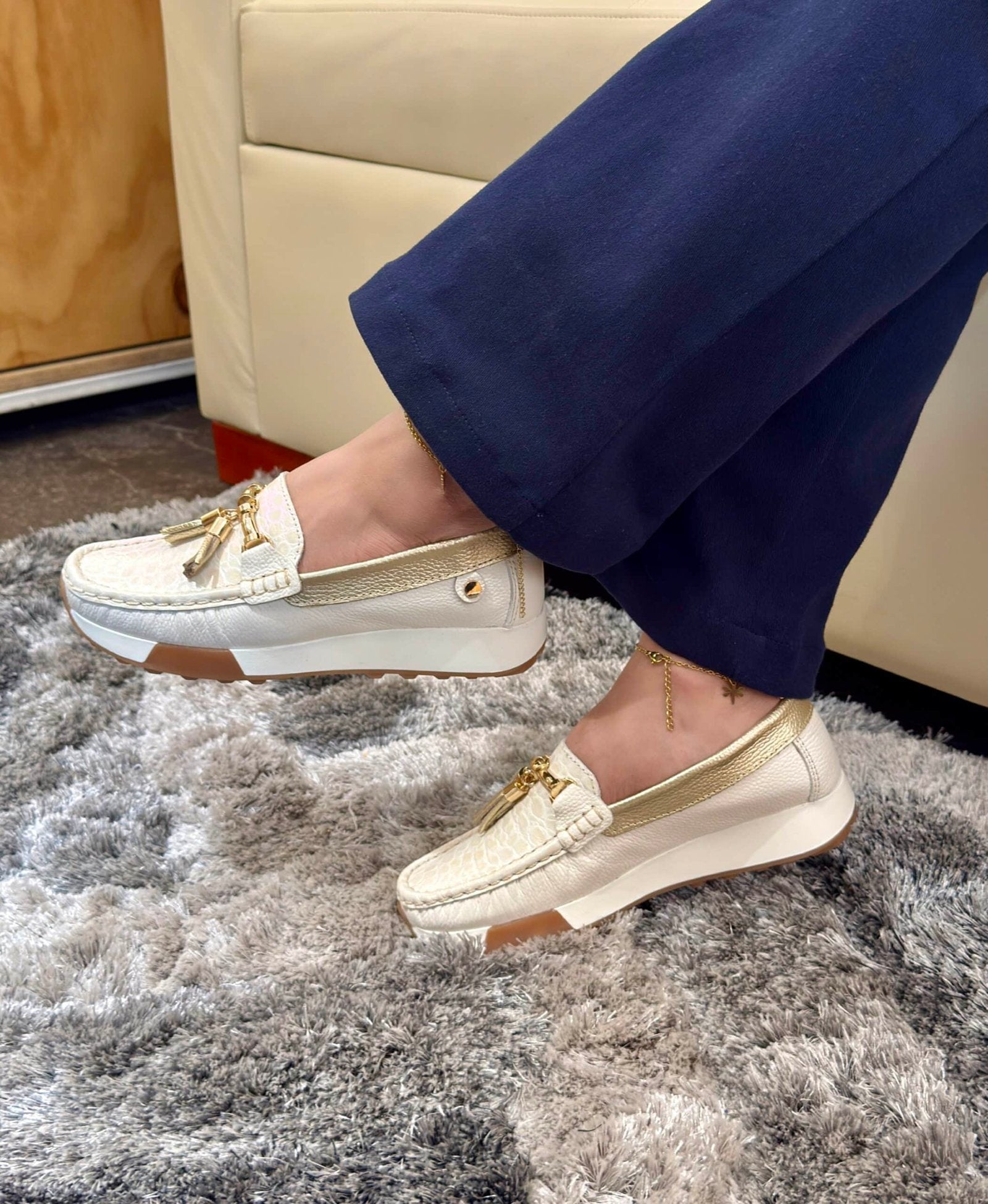 Mocasín Martina crema detalles dorados cuero natural mujer | Maryori López