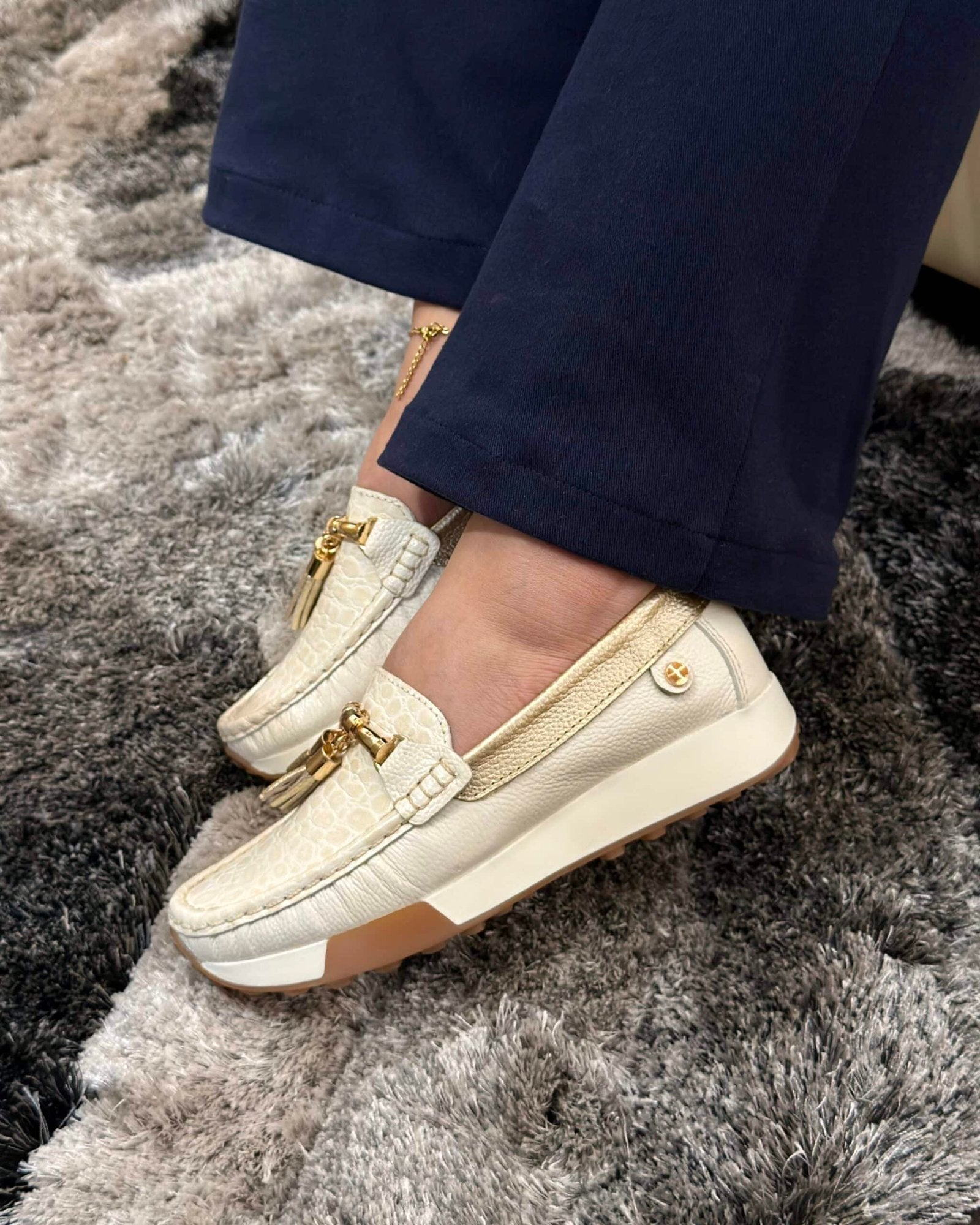 Detalle mocasín Martina crema dorado cuero natural mujer | Maryori López