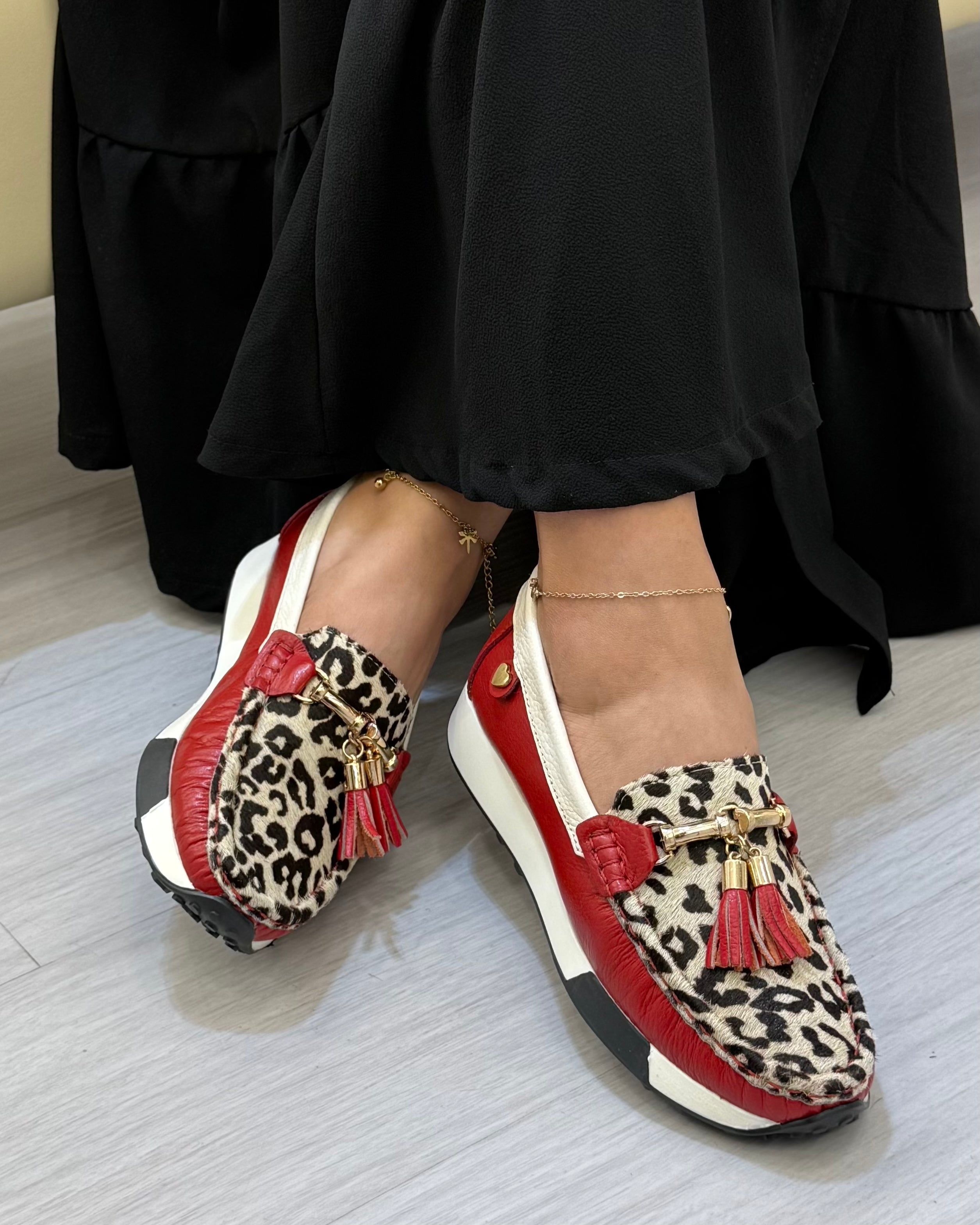 Detalle mocasín Nicole rojo animal print cuero natural | Maryori López