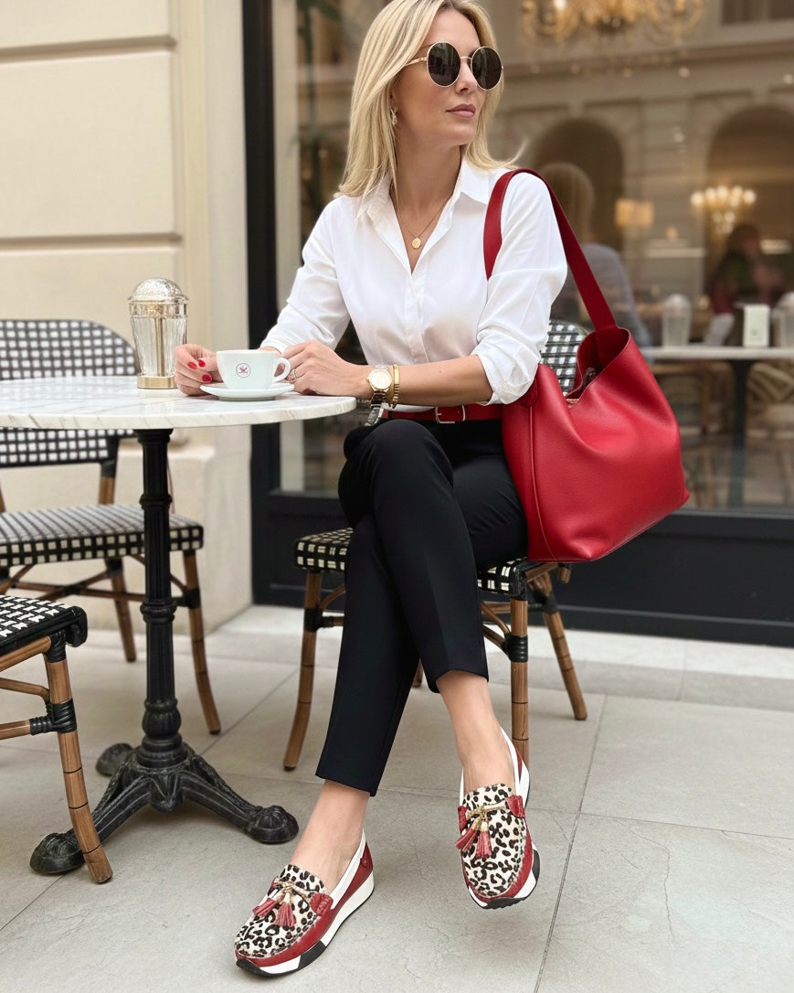Vista lateral mocasín Nicole rojo animal print cuero natural | Maryori López