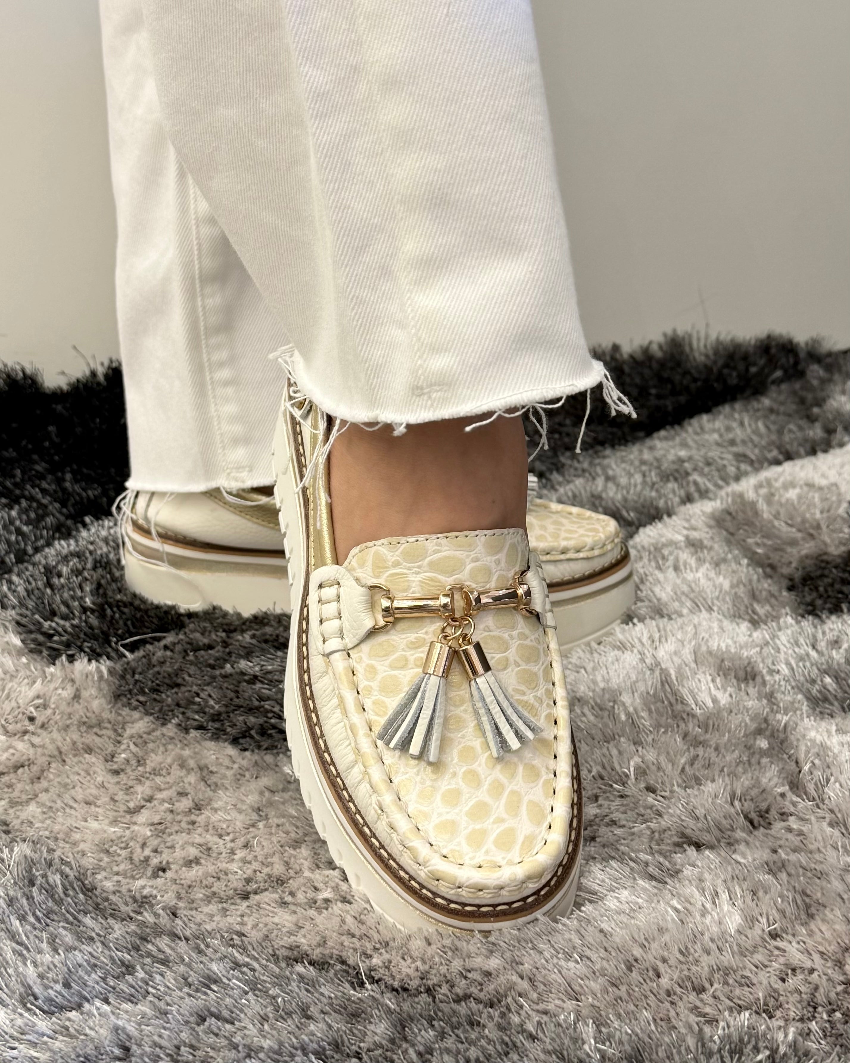 Detalle mocasín Pamela beige cuero natural mujer | Maryori López