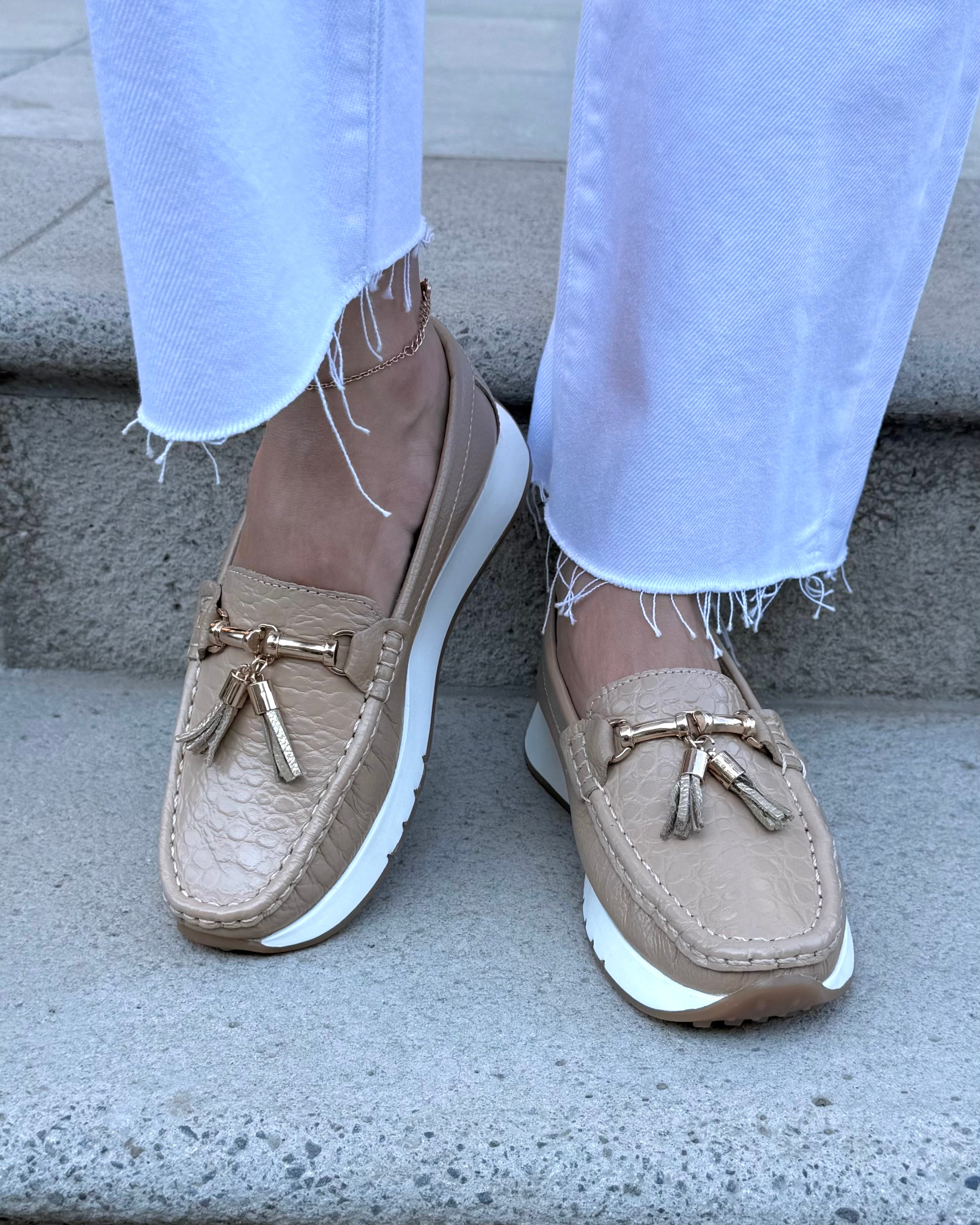 Mocasín Paola beige cuero mujer look completo | Maryori López