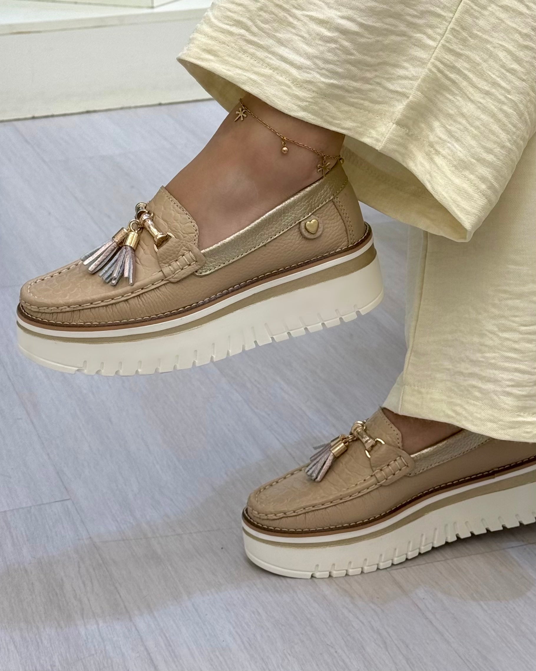 Mocasín Paola beige cuero natural mujer plataforma | Maryori López