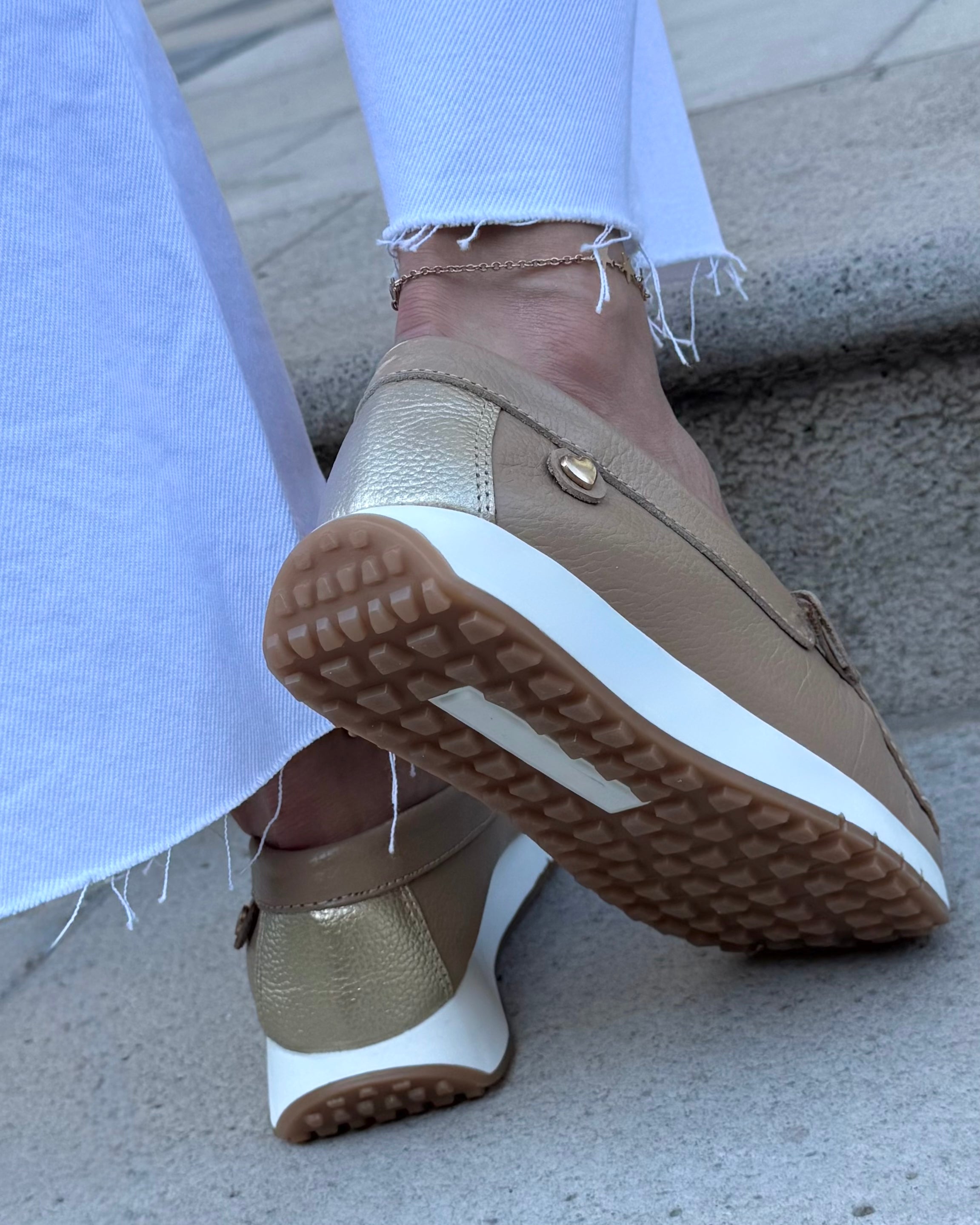 Detalle mocasín Paola beige cuero natural mujer | Maryori López