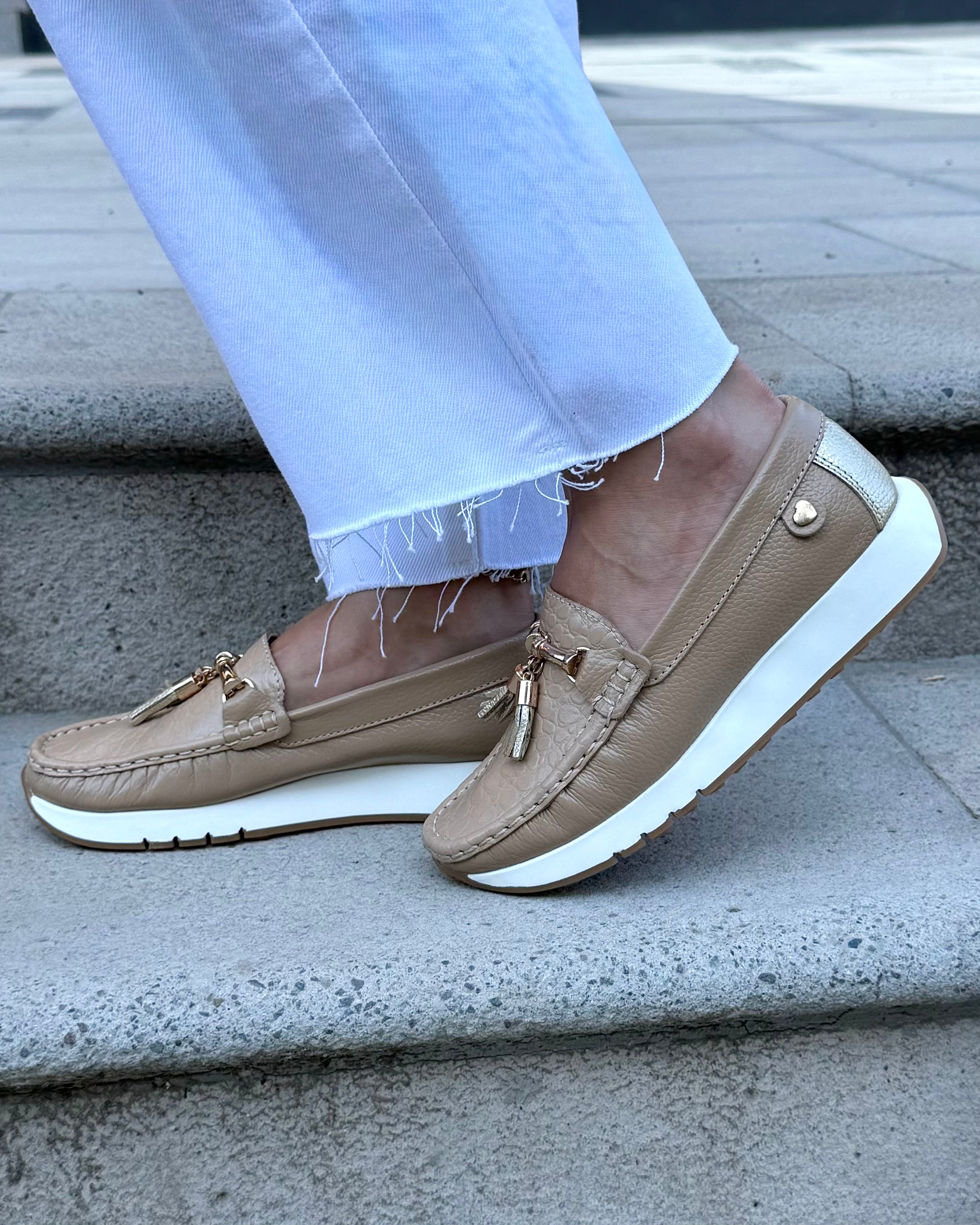 Vista lateral mocasín Paola beige cuero natural | Maryori López