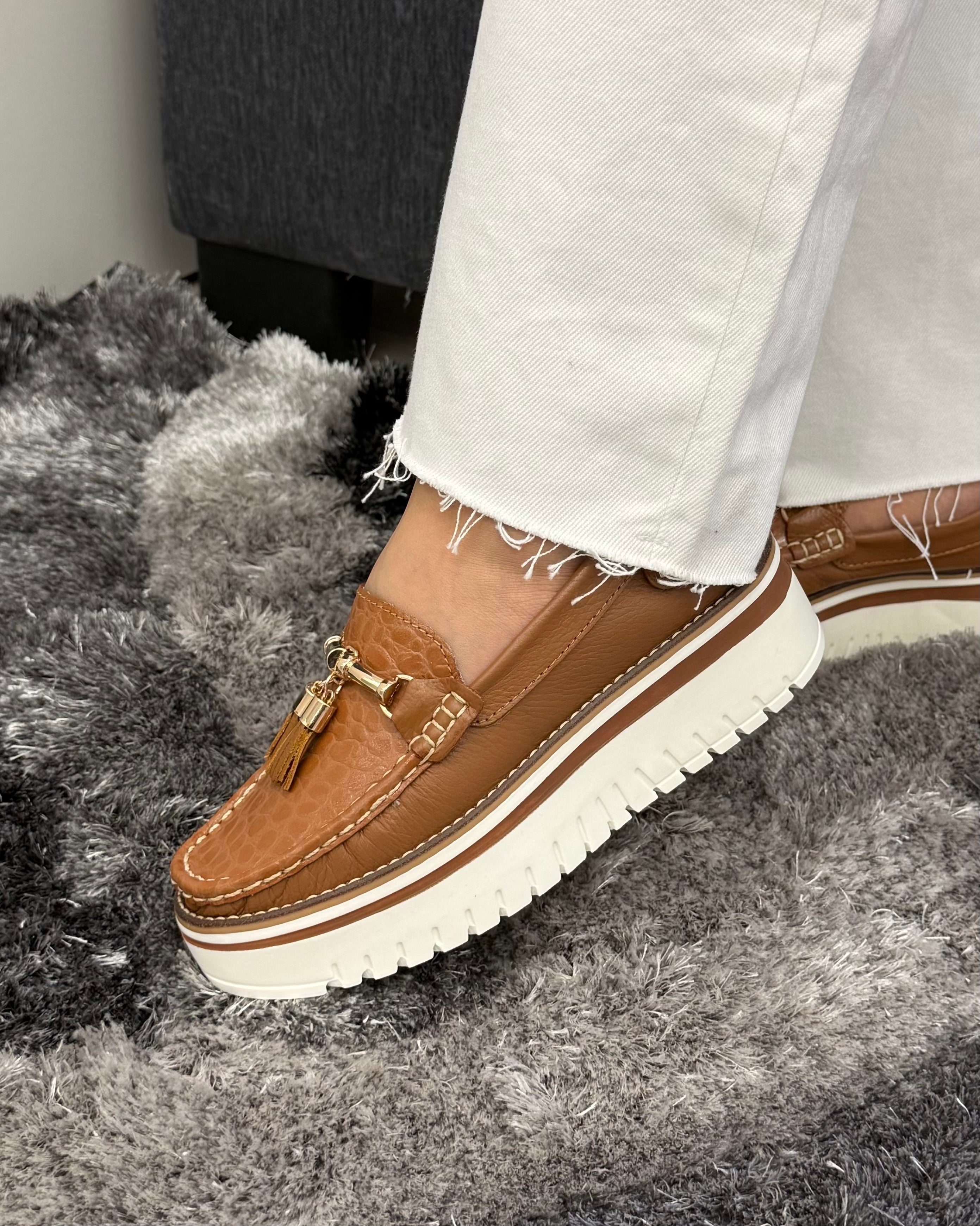 Detalle mocasín Rafaela camel cuero natural mujer | Maryori López