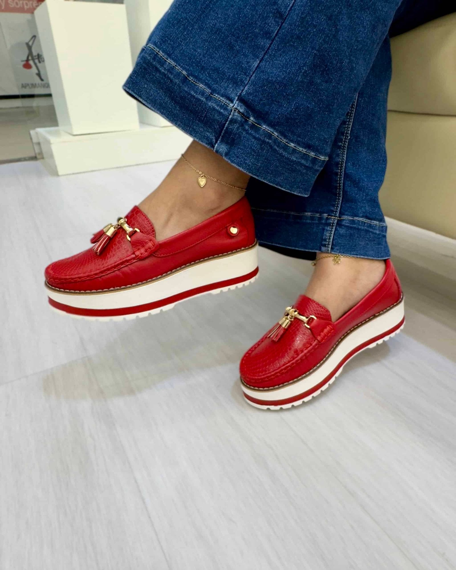 Detalle mocasín Scarlet rojo cuero natural mujer | Maryori López