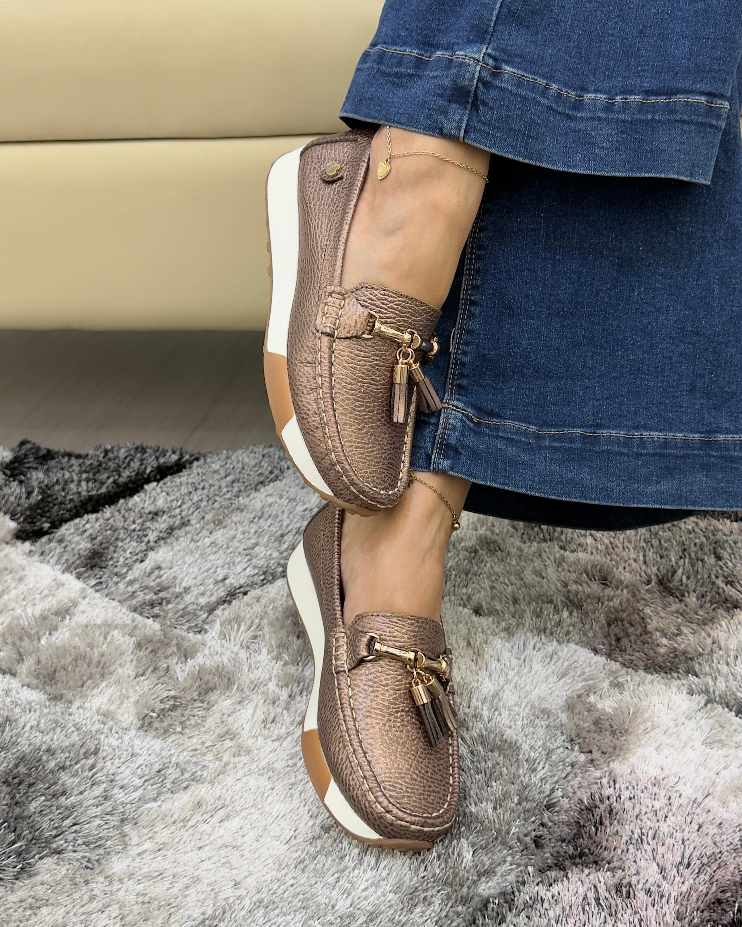 Detalle mocasín Tamara ocre cuero natural mujer | Maryori López