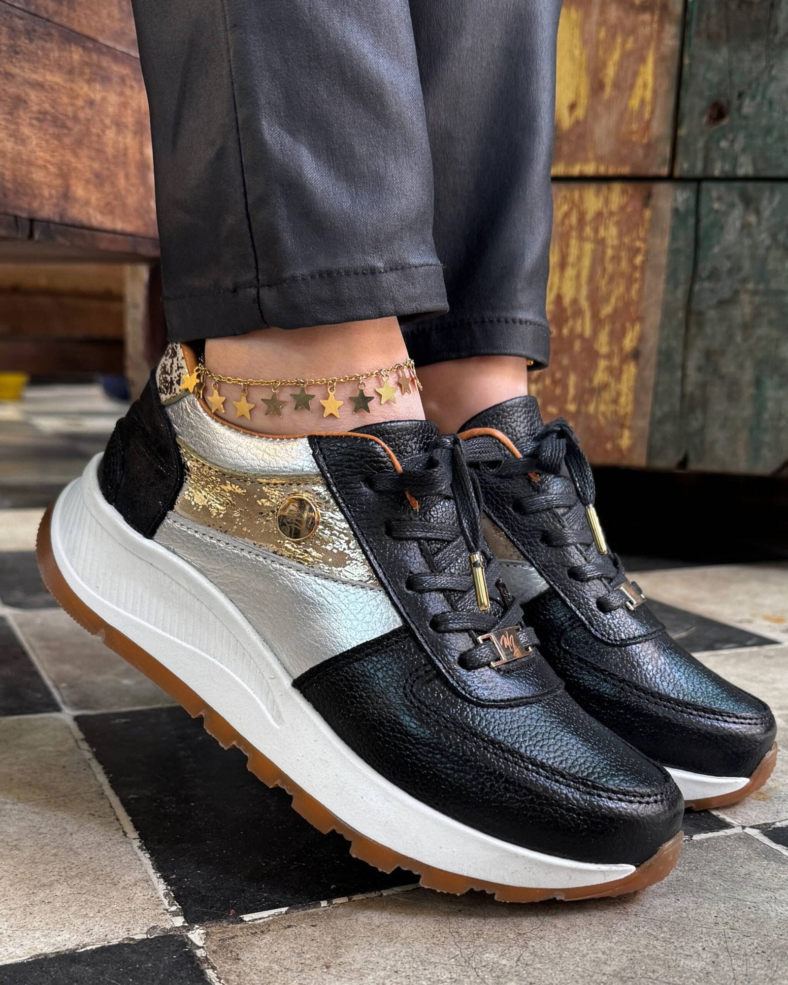 Zapatilla Rebeca Negro Cuero Mujer | Maryori López