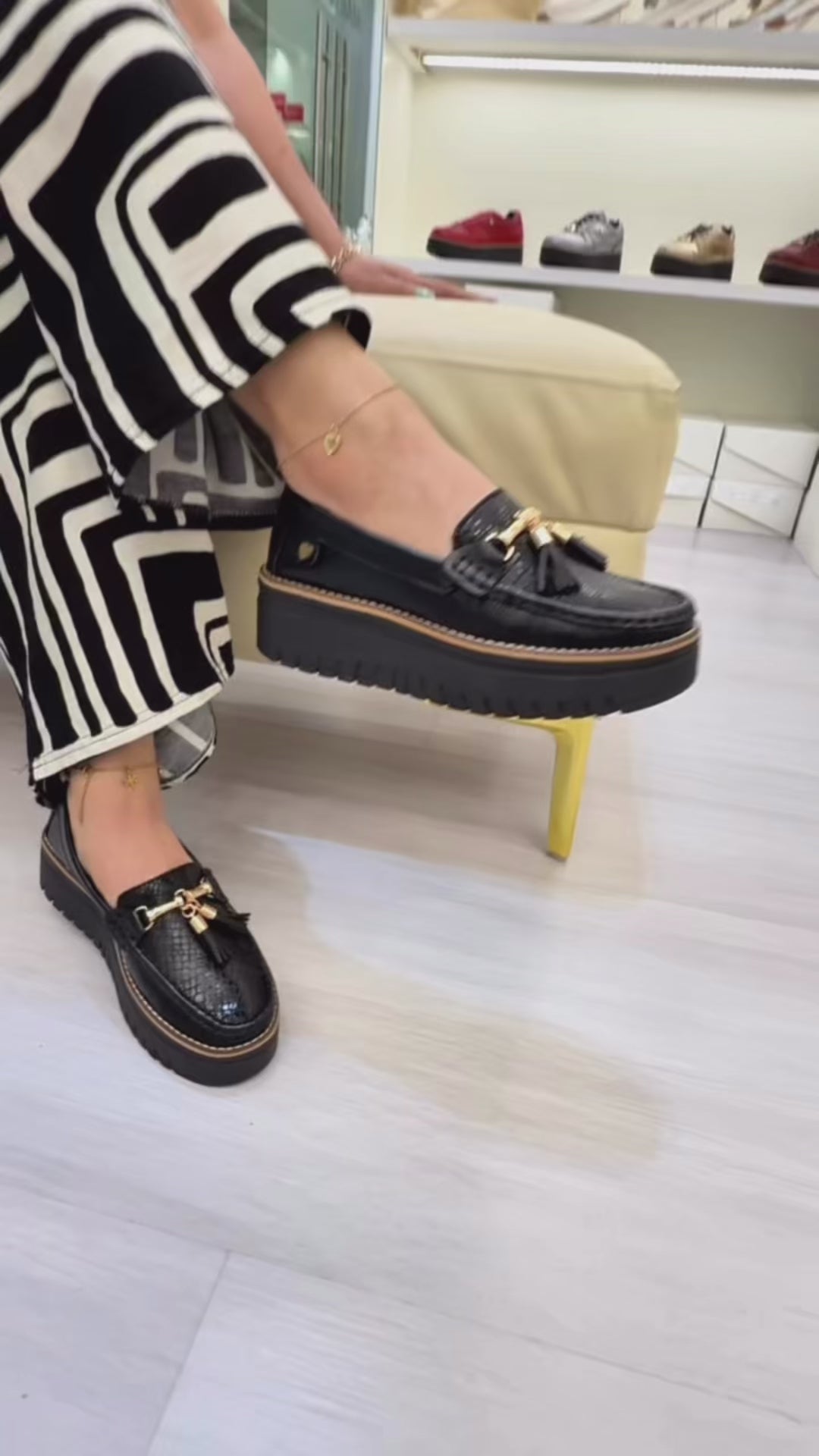 Video mocasín Azabache negro cuero natural mujer | Maryori López