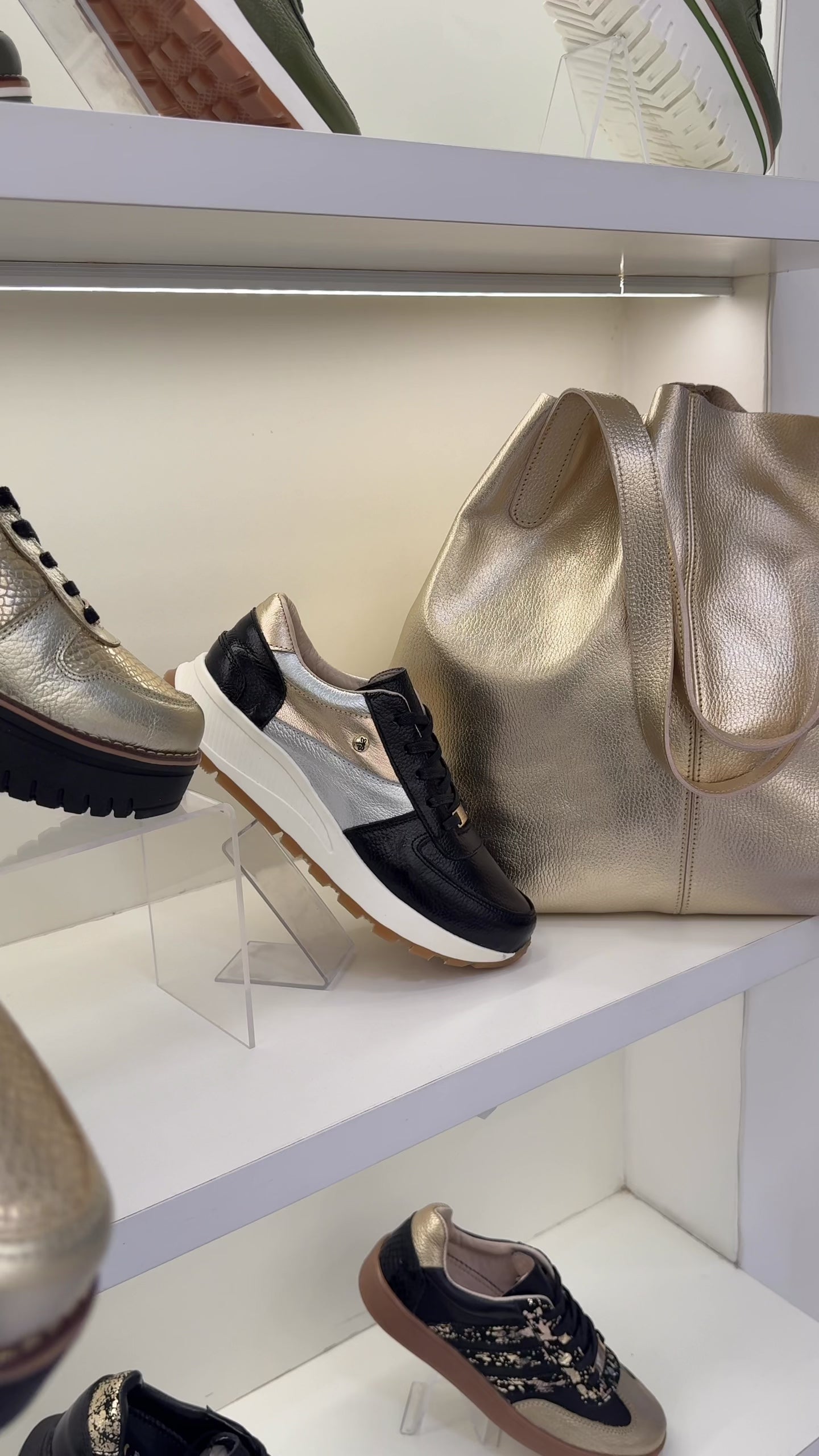 Video zapatilla Riviera dorado cuero natural mujer | Maryori López