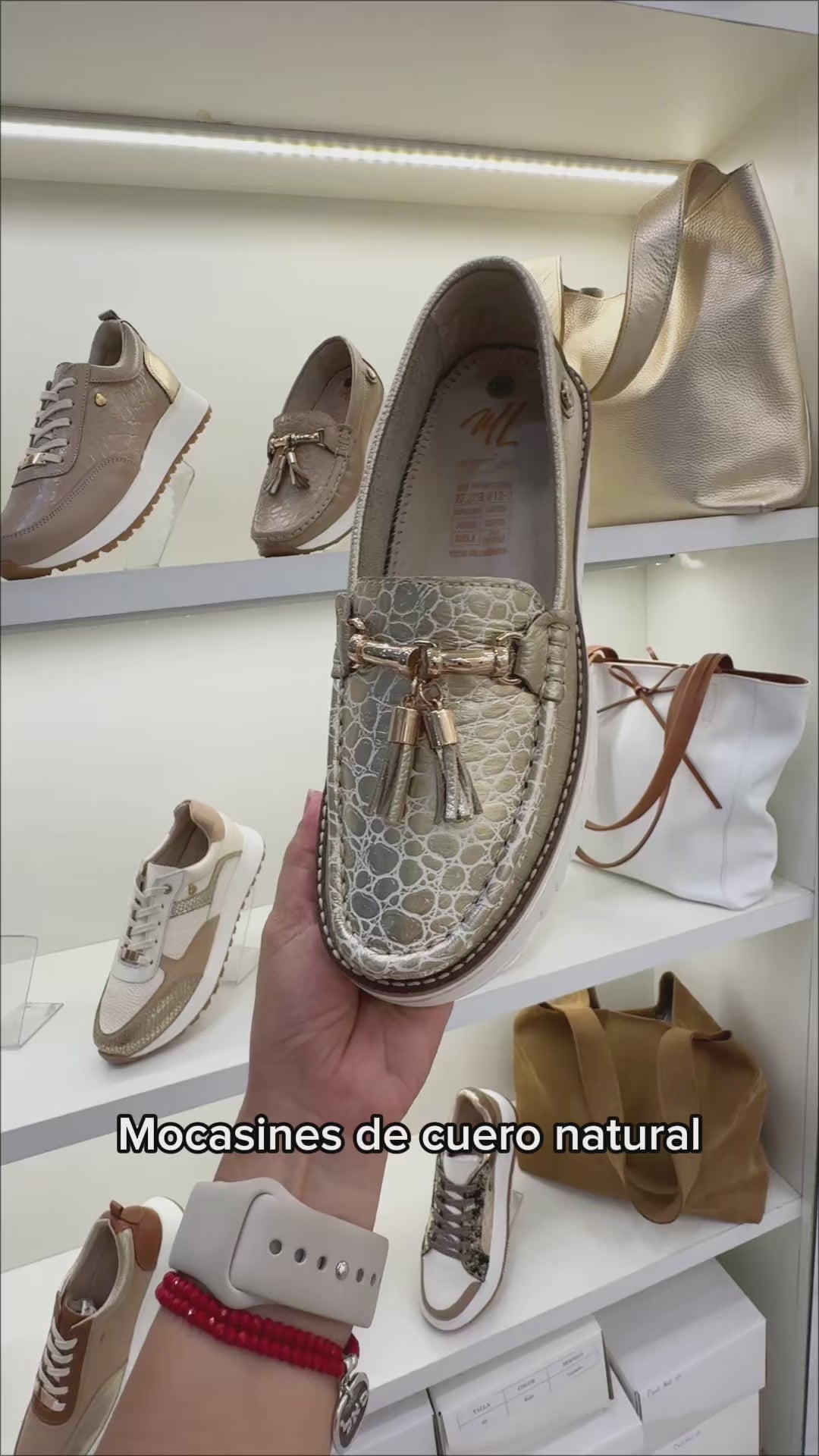 Video mocasín Agustina dorado cuero natural mujer | Maryori López