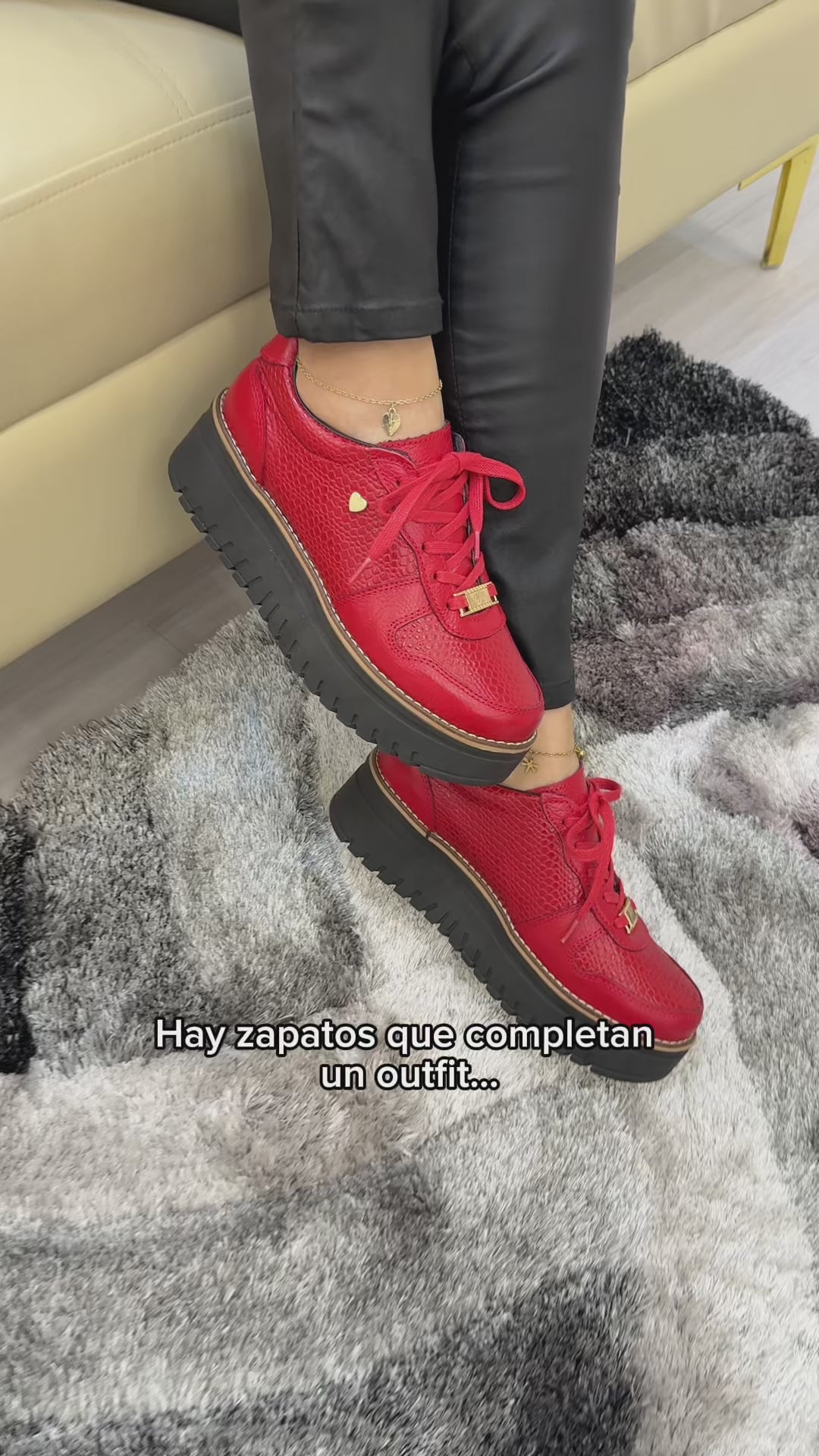Video zapatilla Riviera rojo suela negra cuero natural mujer | Maryori López