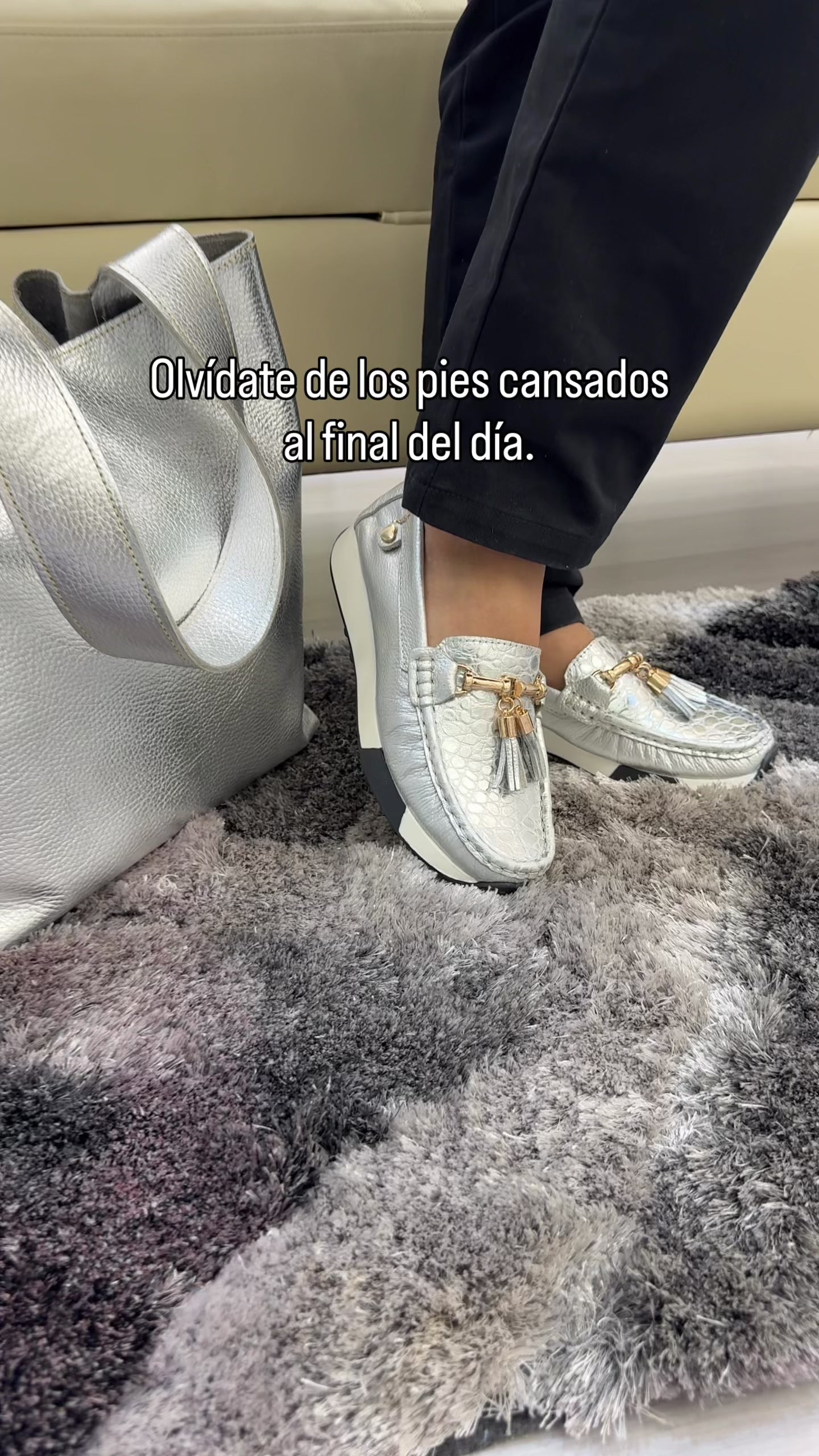 video-mocasin-barbara-plateado-cuero-mujer-maryori-lopez