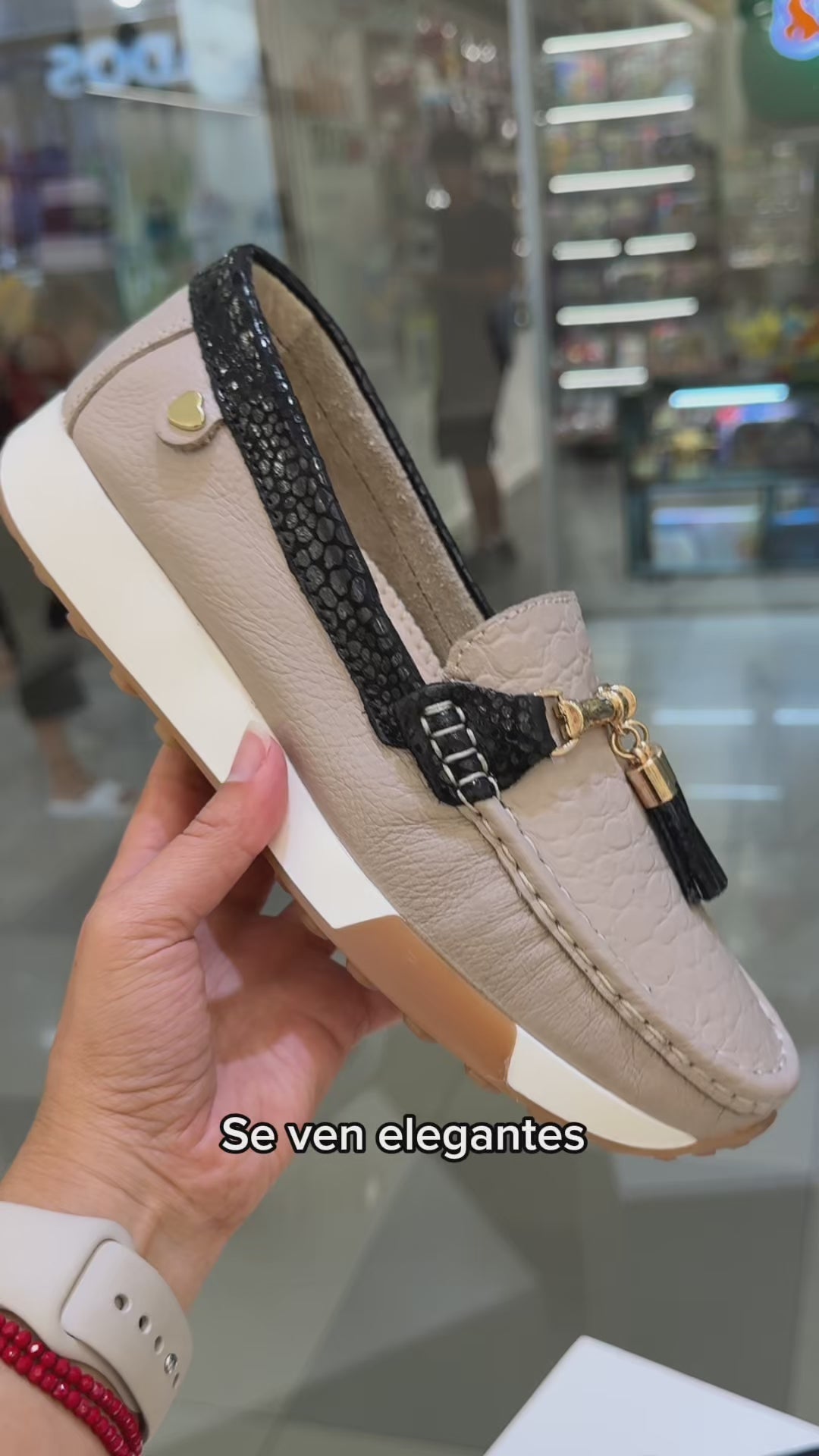 Video mocasín capuchino detalle negro cuero natural mujer | Maryori López