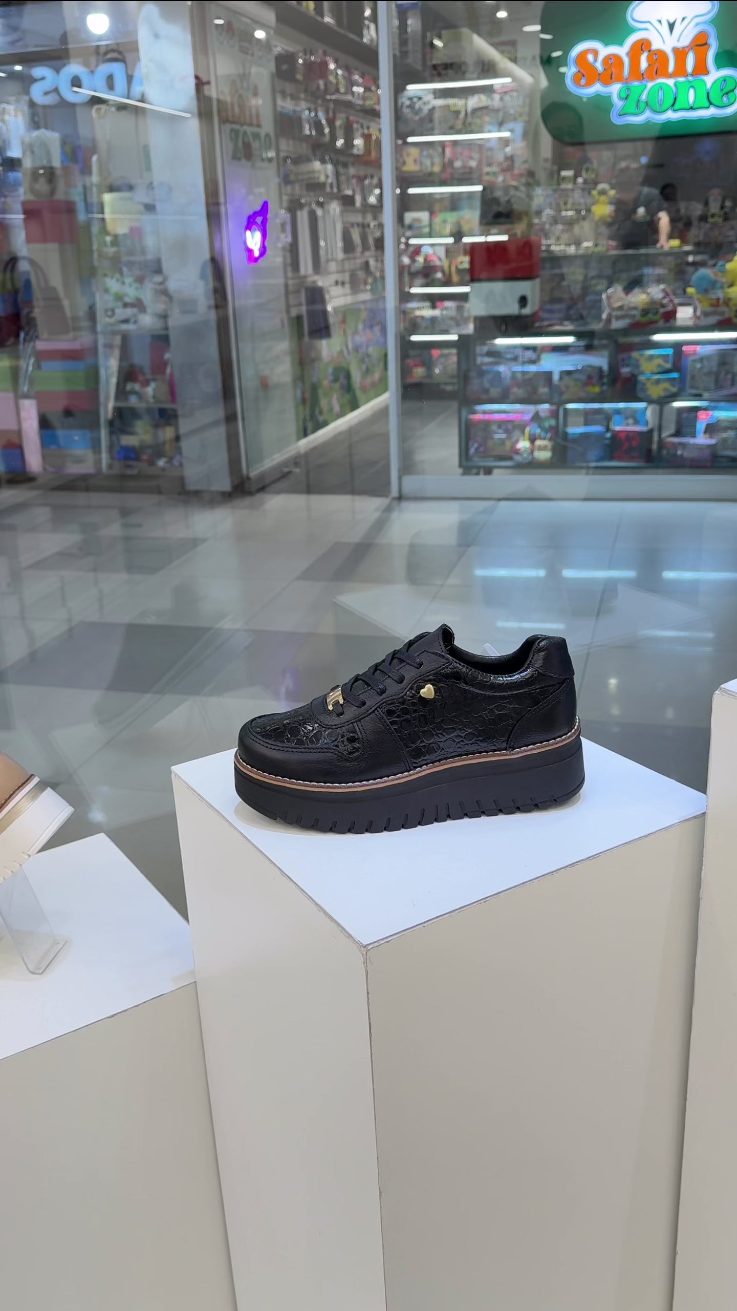Zapatilla Riviera Negro Cuero Mujer | Maryori López