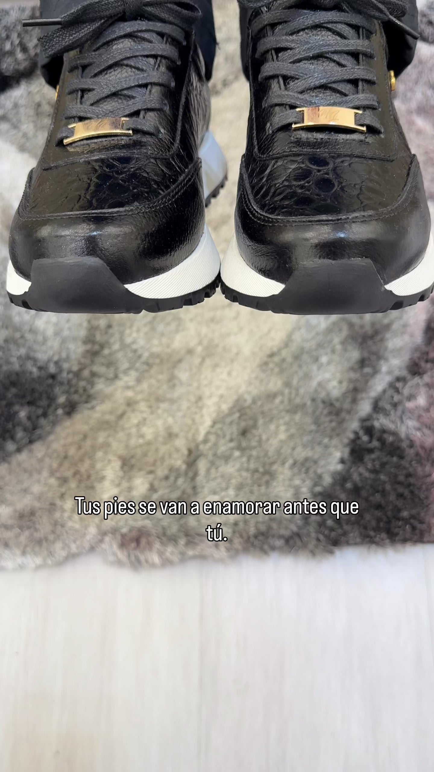 Video zapatilla Camila negro detalle dorado cuero natural mujer | Maryori López