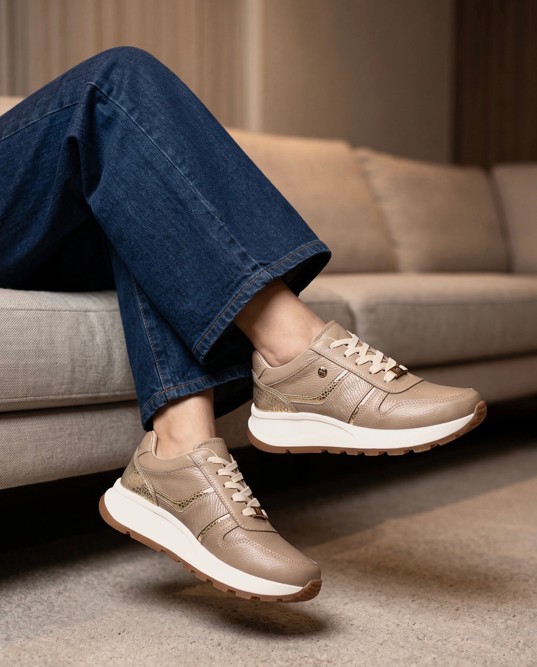 Zapatilla Rebeca Beige Cuero Mujer | Maryori López