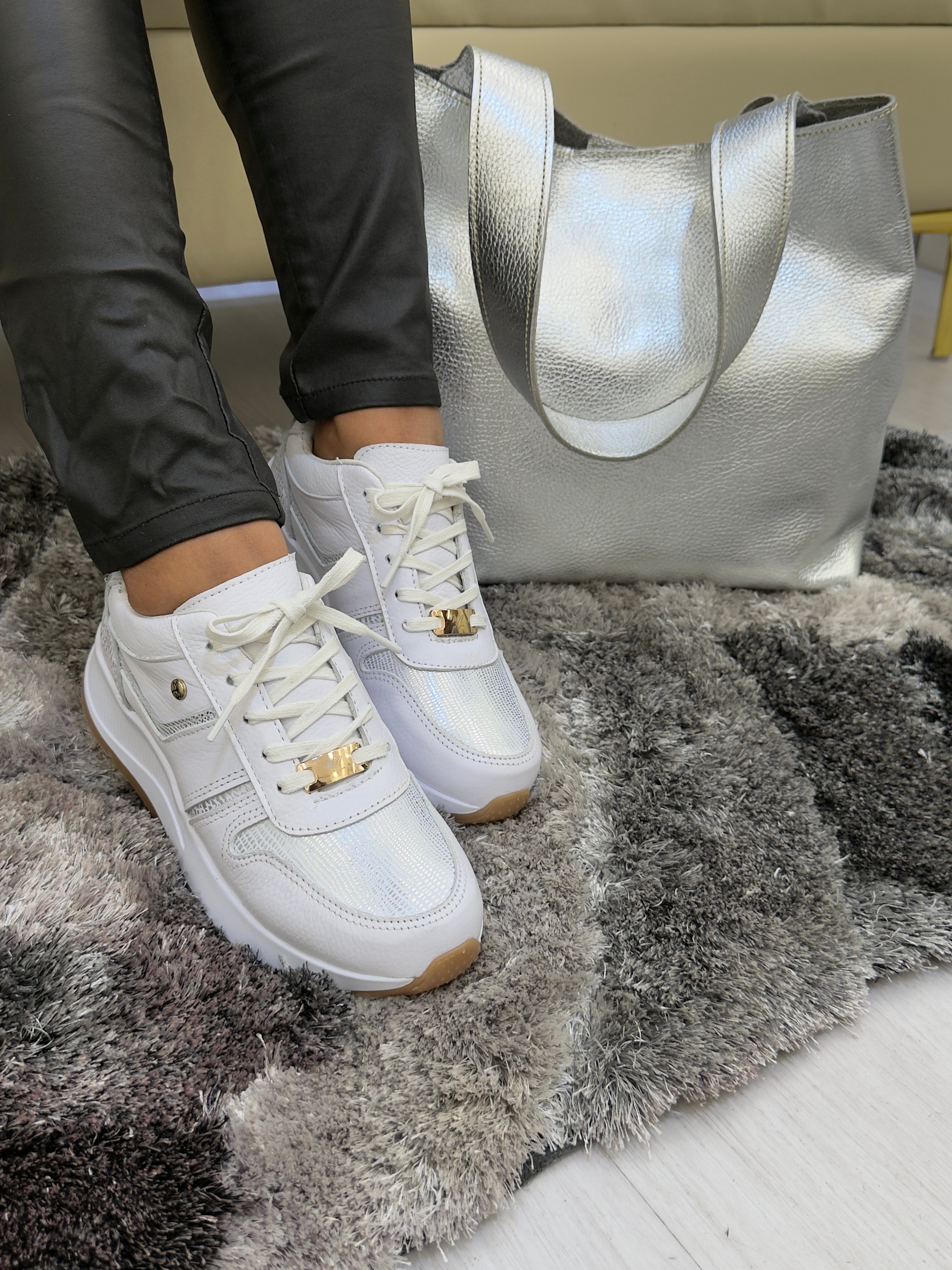 Detalle zapatilla Andrea blanco cuero natural mujer | Maryori López