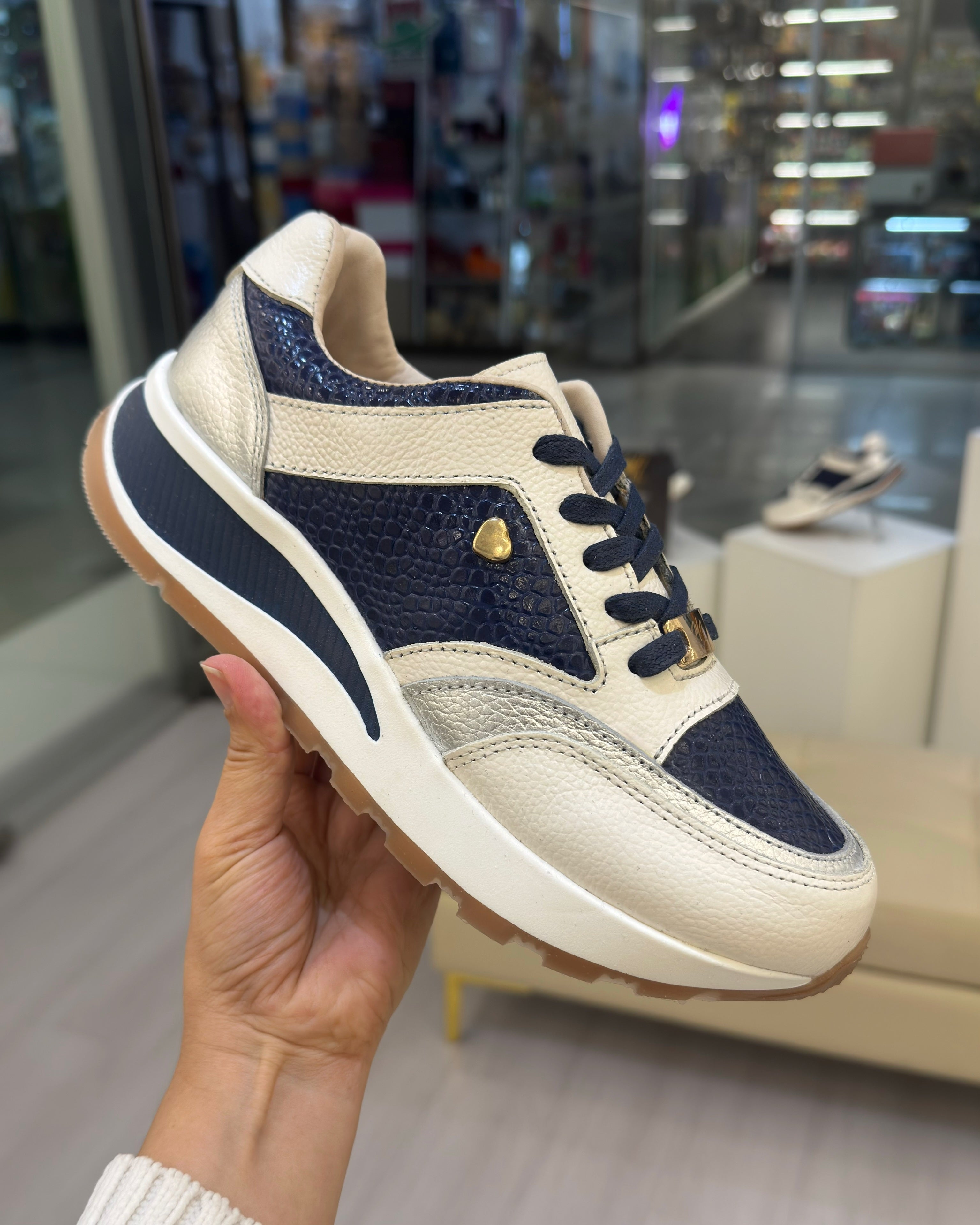 Zapatilla Brigitte azul cuero mujer look completo | Maryori López