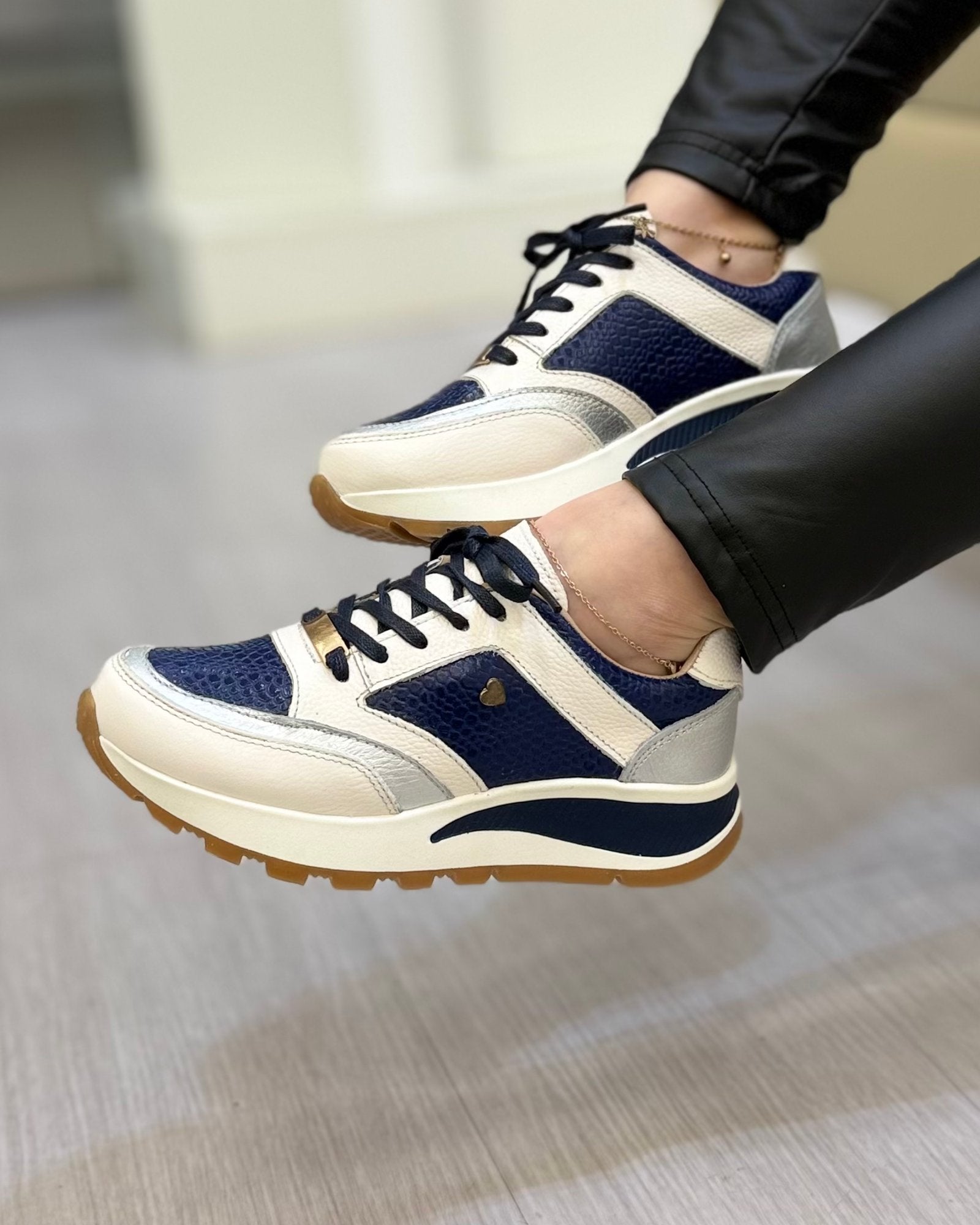 Detalle zapatilla Brigitte azul cuero natural mujer | Maryori López