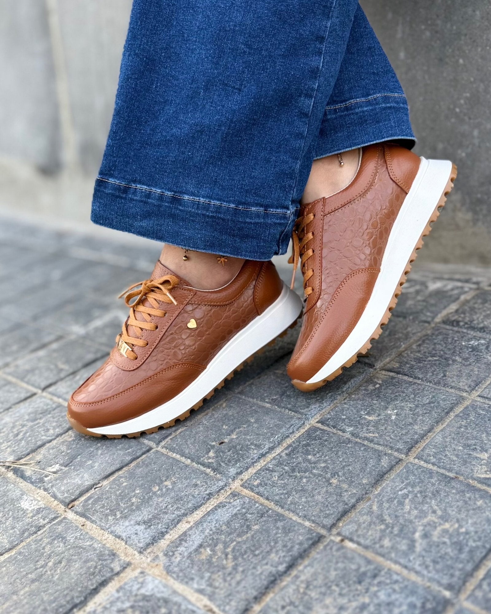Detalle zapatilla Camila camel cuero natural mujer | Maryori López
