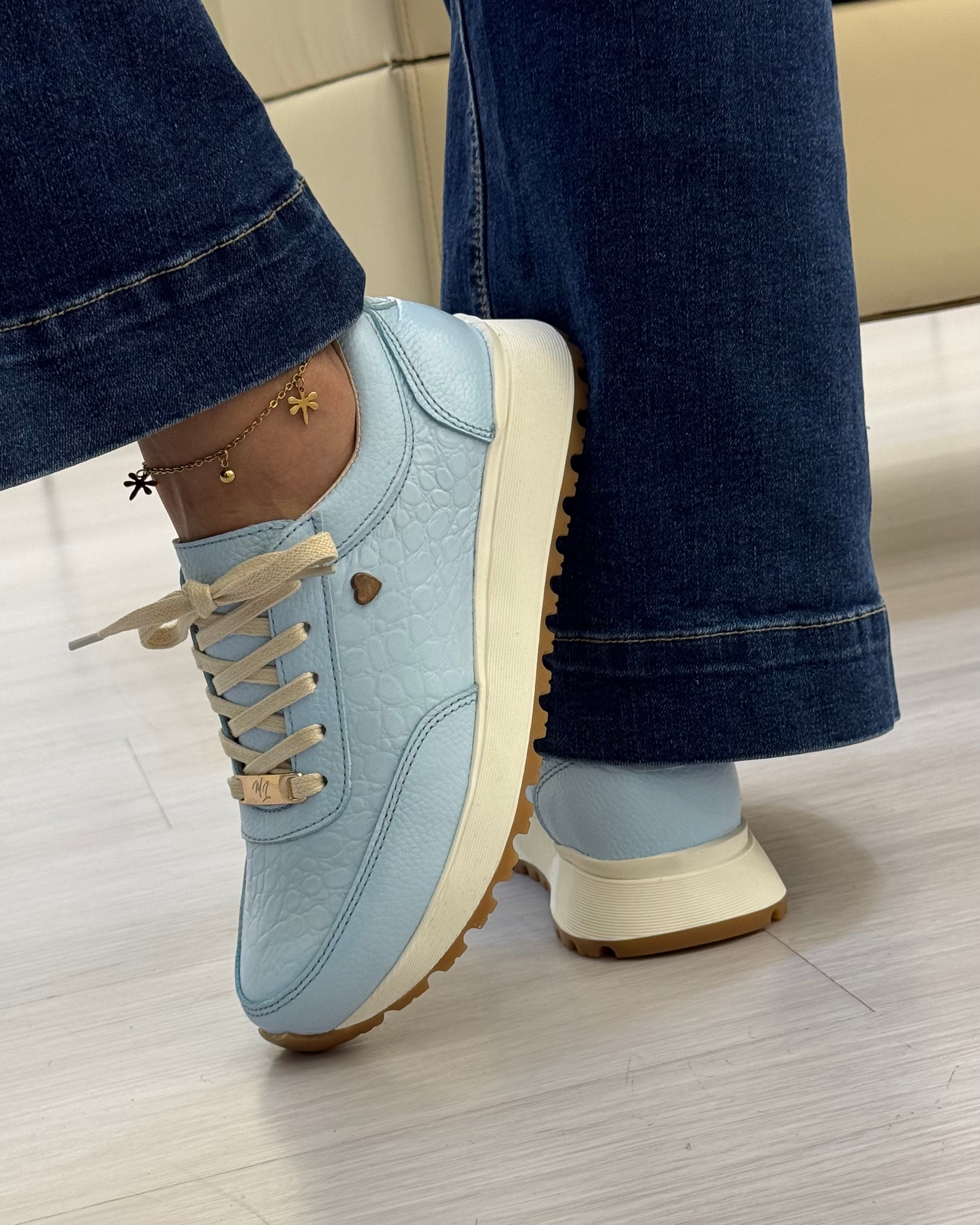 Detalle zapatilla Camila celeste cuero natural mujer | Maryori López