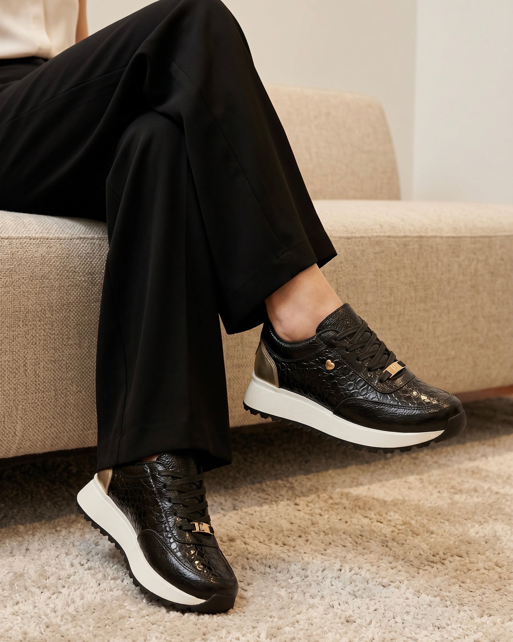 Zapatilla Camila negro detalle dorado cuero natural mujer | Maryori López