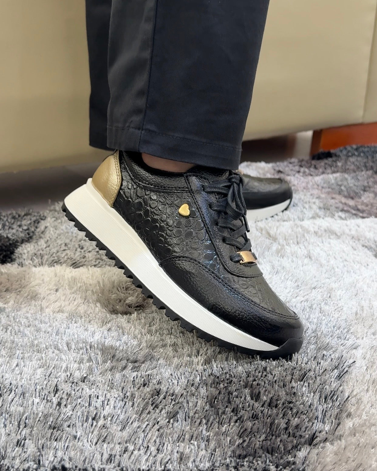Detalle zapatilla Camila negro dorado cuero natural mujer | Maryori López