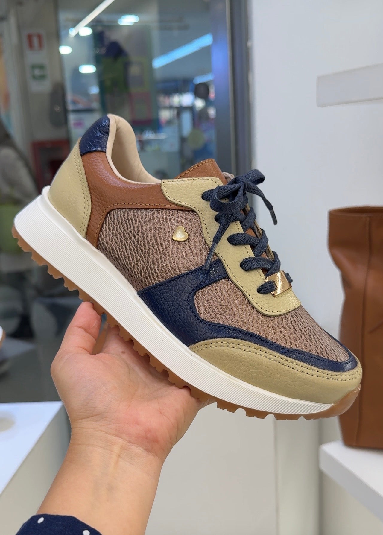 Detalle zapatilla Carol azul camel cuero natural mujer | Maryori López