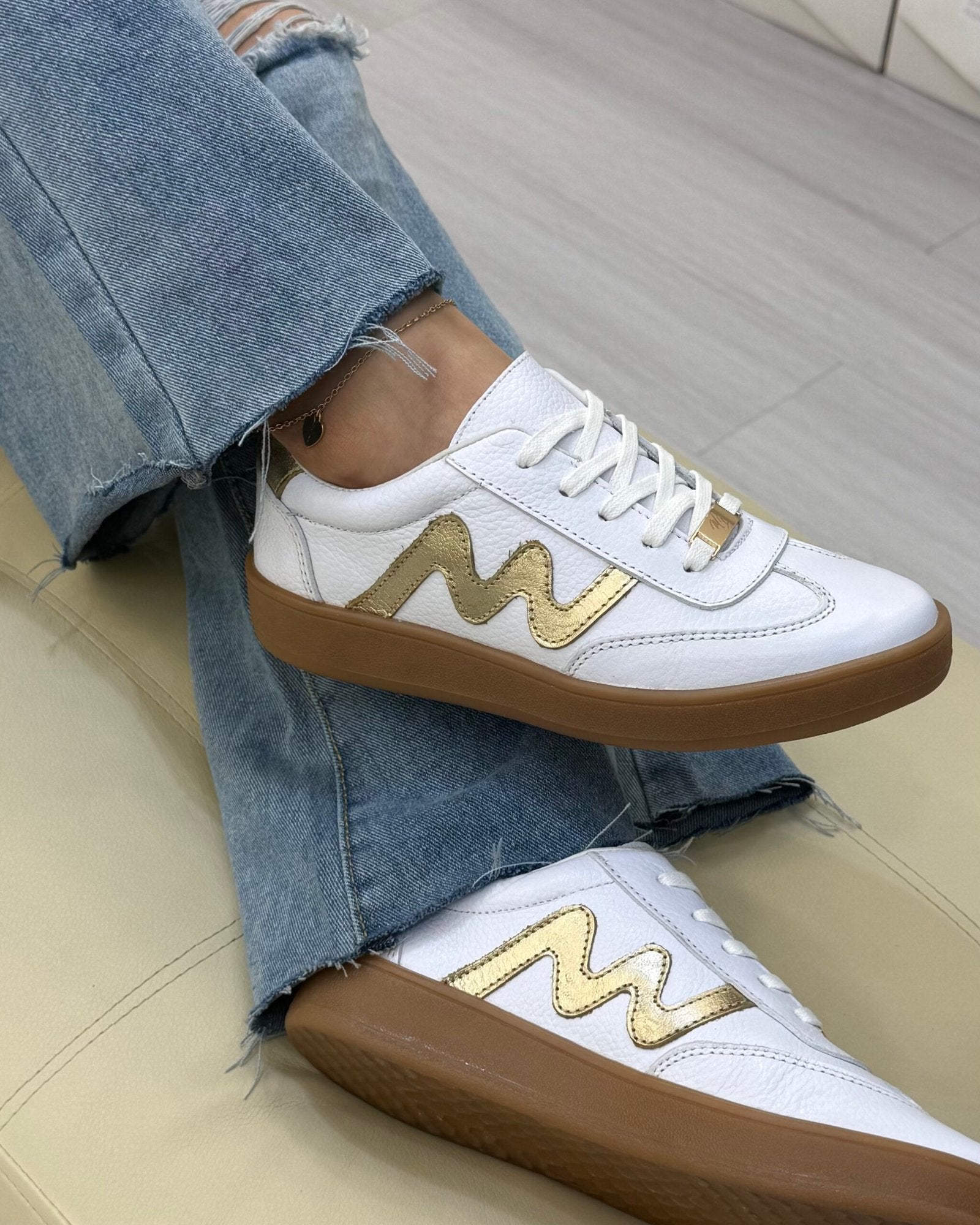 Zapatilla Claudia blanco dorado cuero mujer look completo | Maryori López