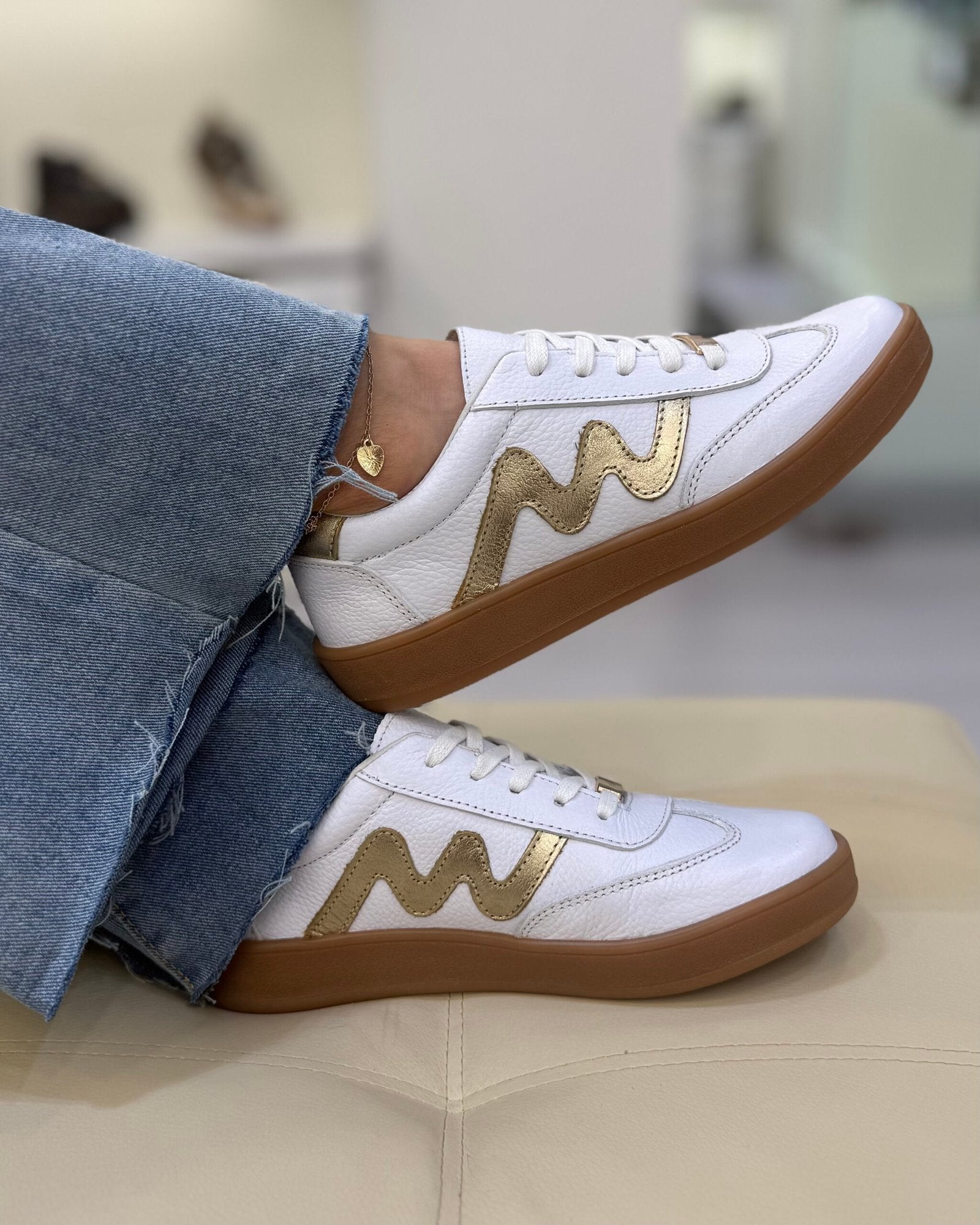 Zapatilla Claudia blanco dorado cuero mujer look completo | Maryori López