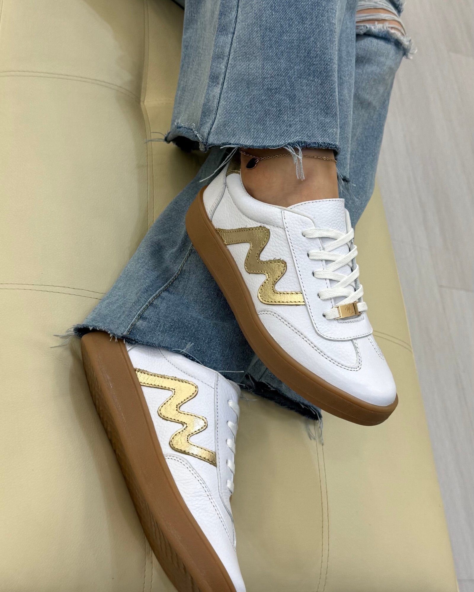 Detalle zapatilla Claudia blanco dorado cuero natural | Maryori López